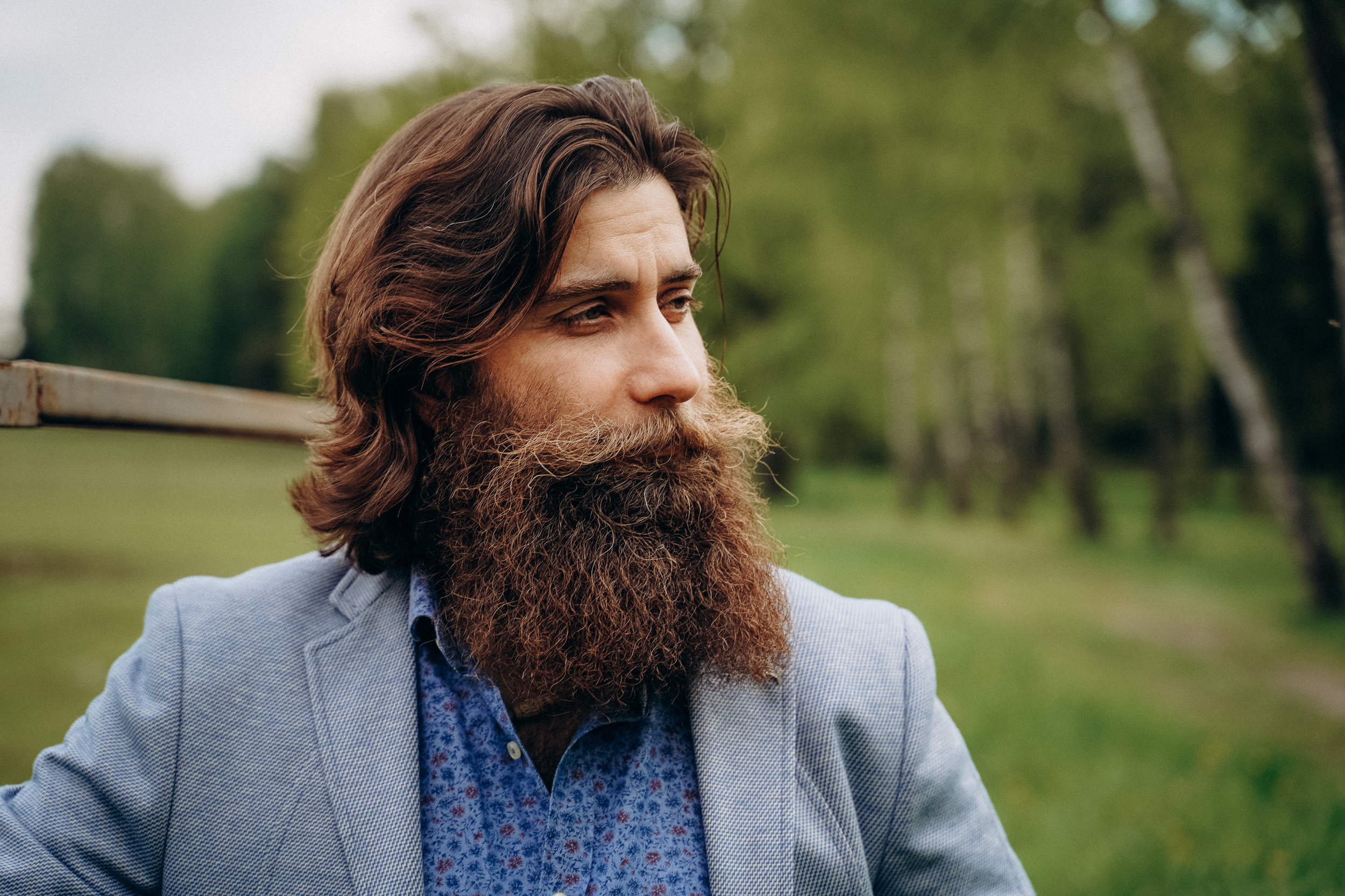 Бизнес фотосессия для стильного йога и бородатого мужчины на природе