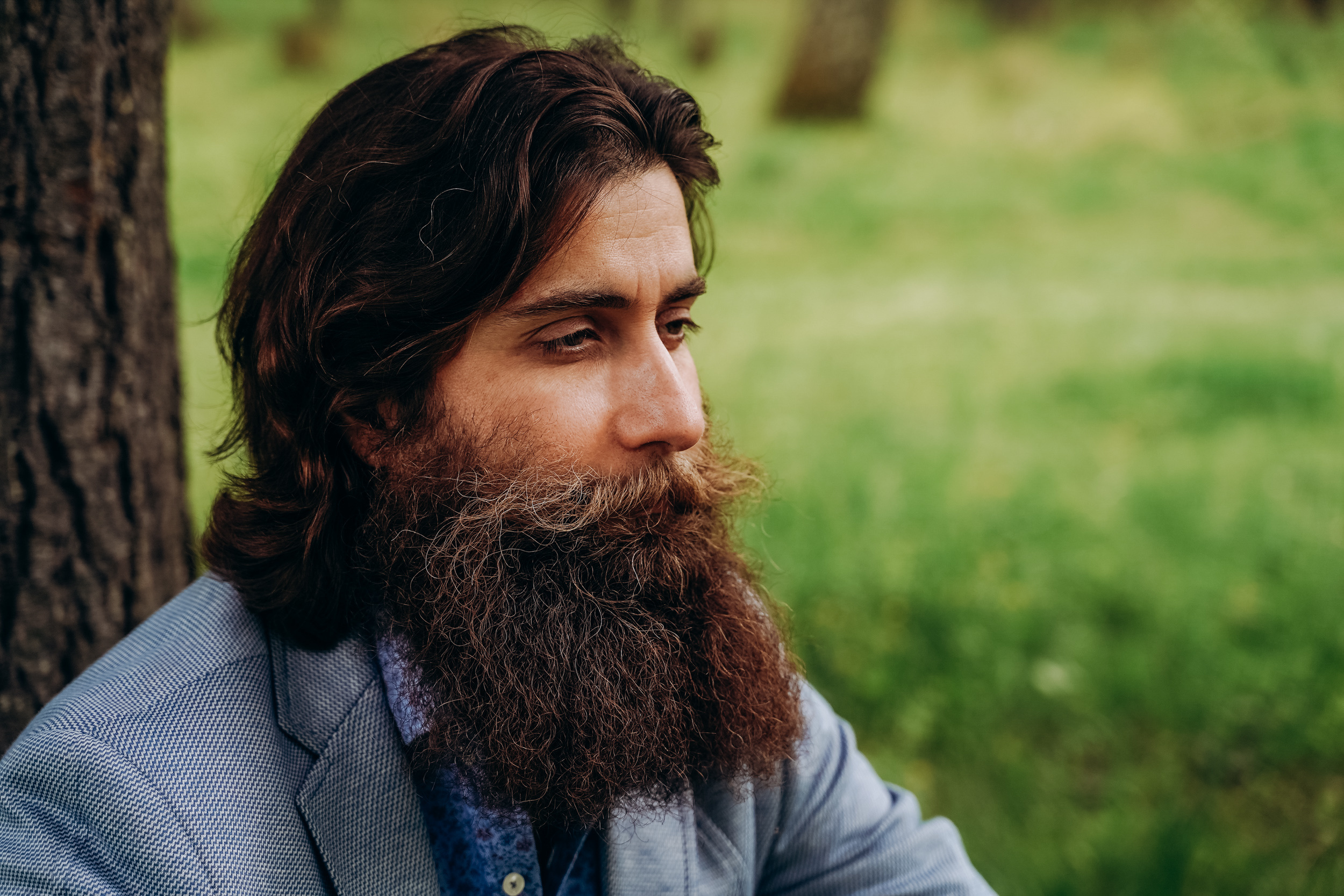 Бизнес фотосессия для стильного йога и бородатого мужчины на природе