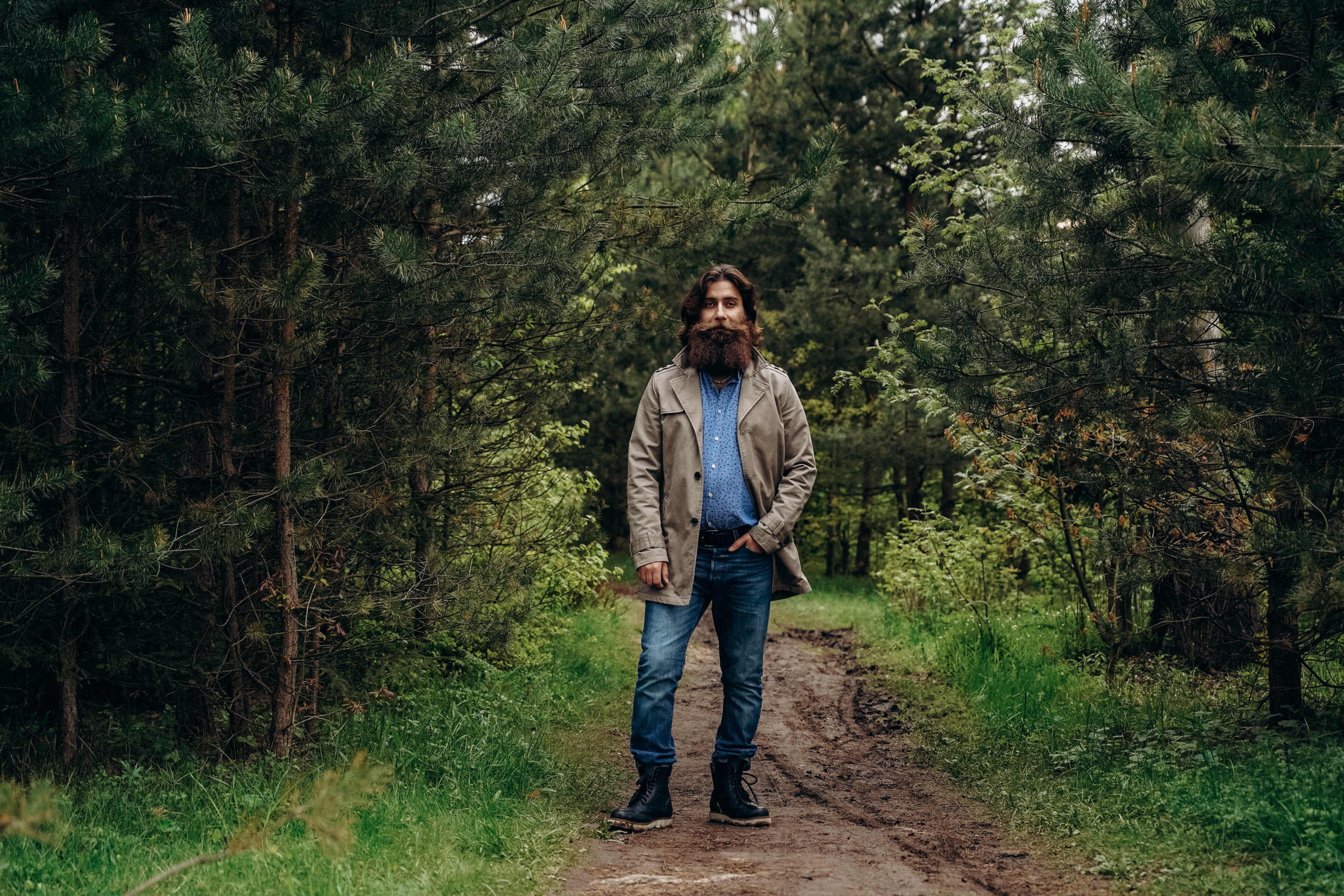 Бизнес фотосессия для стильного йога и бородатого мужчины на природе