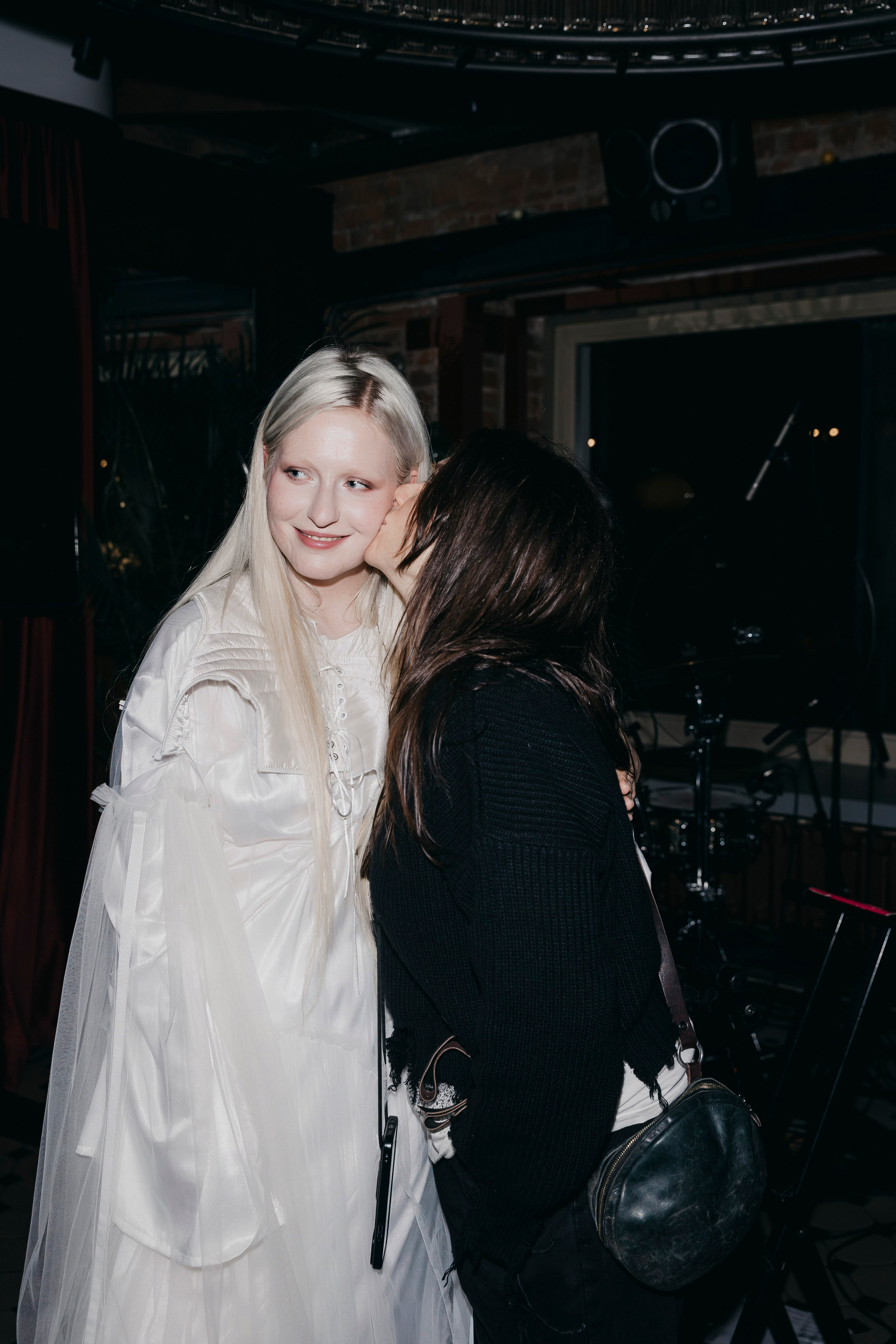 «Исчезнувшая в звездах»: Тося Чайкина, Strelka Bar, Москва. «Птичка на проводе»: информационный портал в Москве