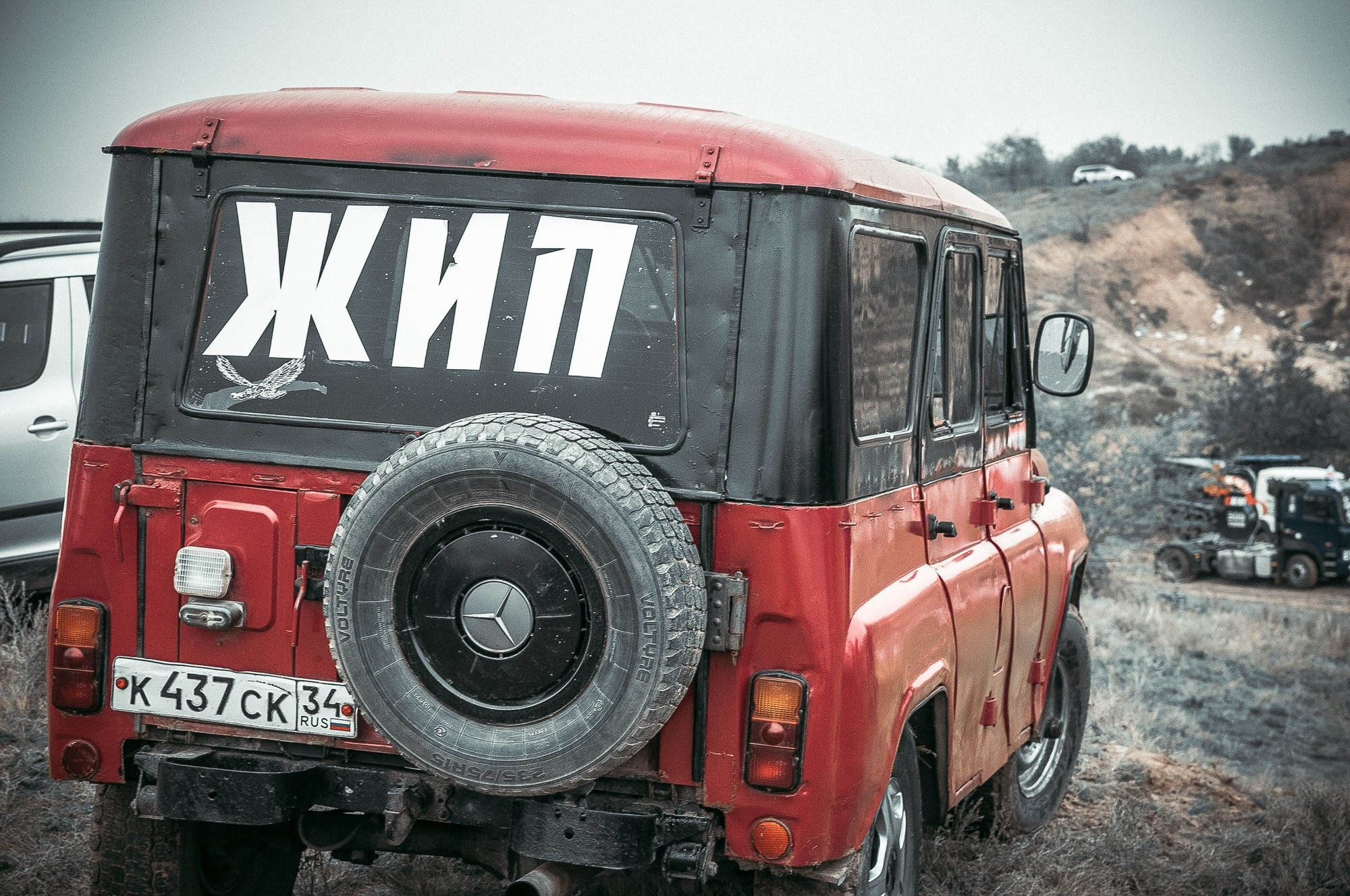 УАЗик с надписью ЖИП на заднем стекле