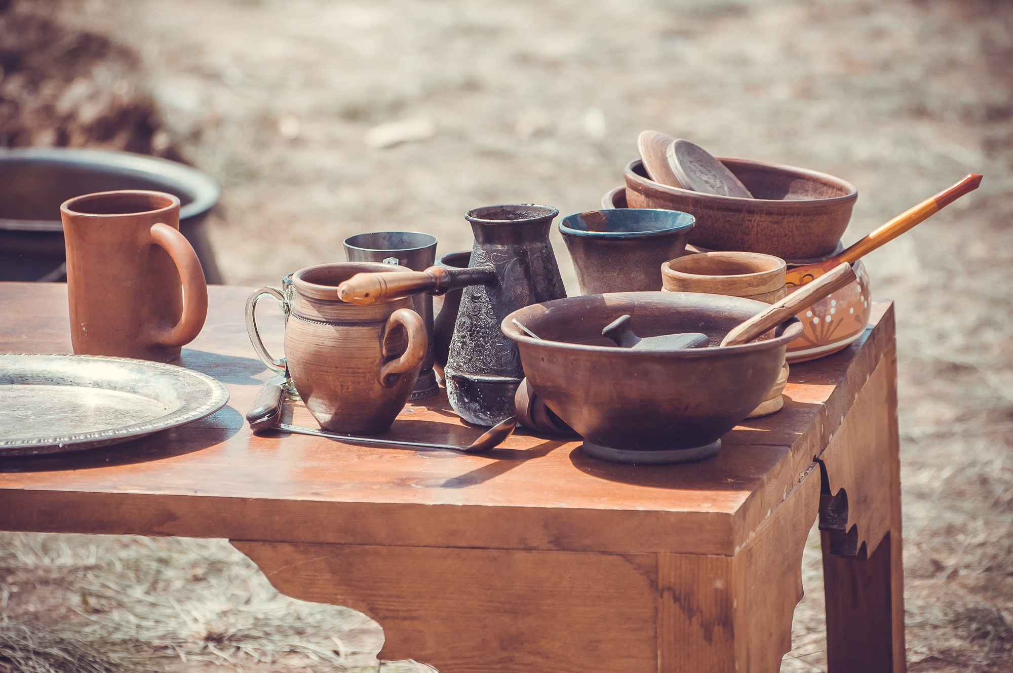 Старинная утварь, посуда на столе