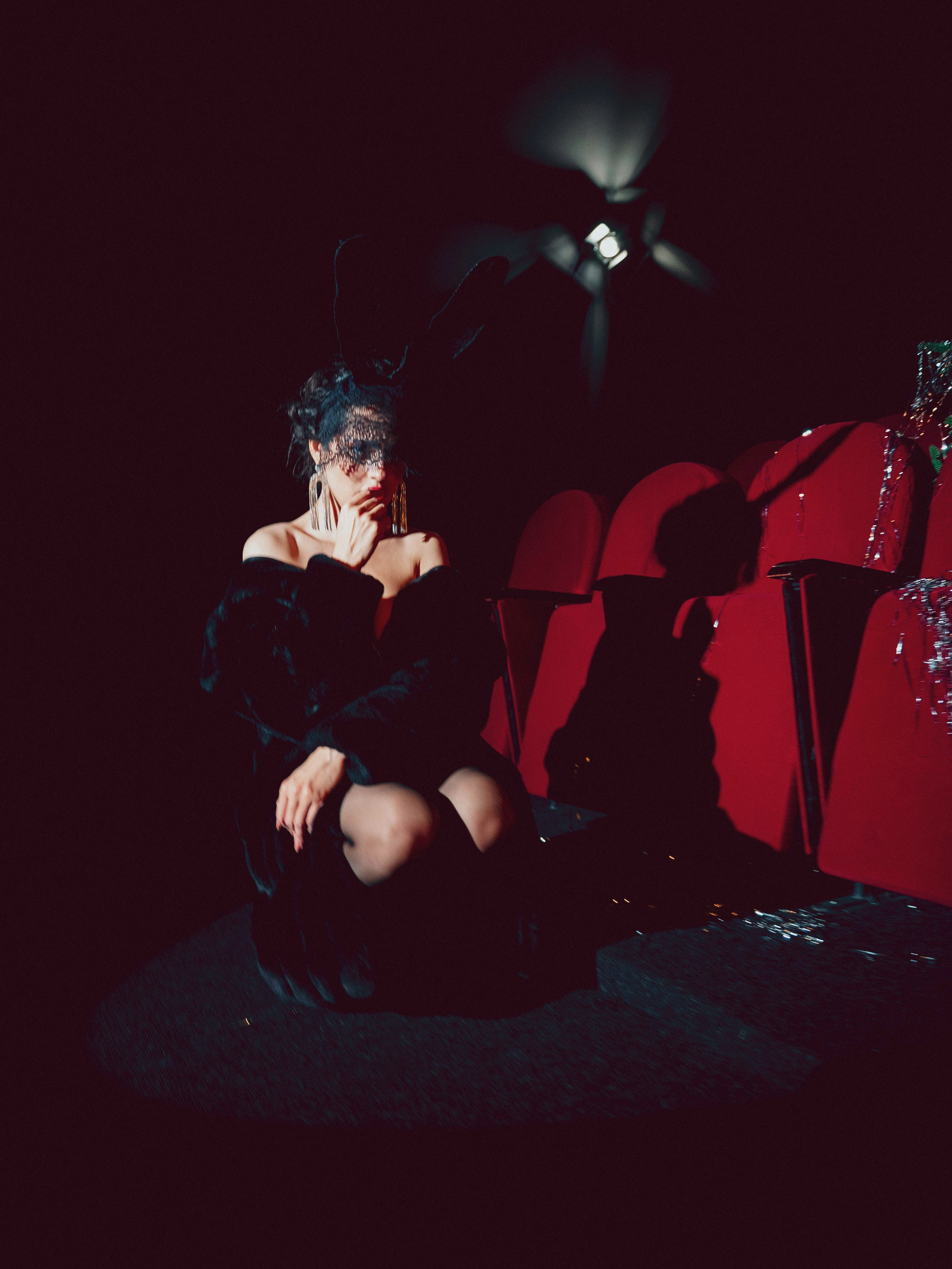 Чёрно-белый женский портрет — эстетичная художественная съёмка