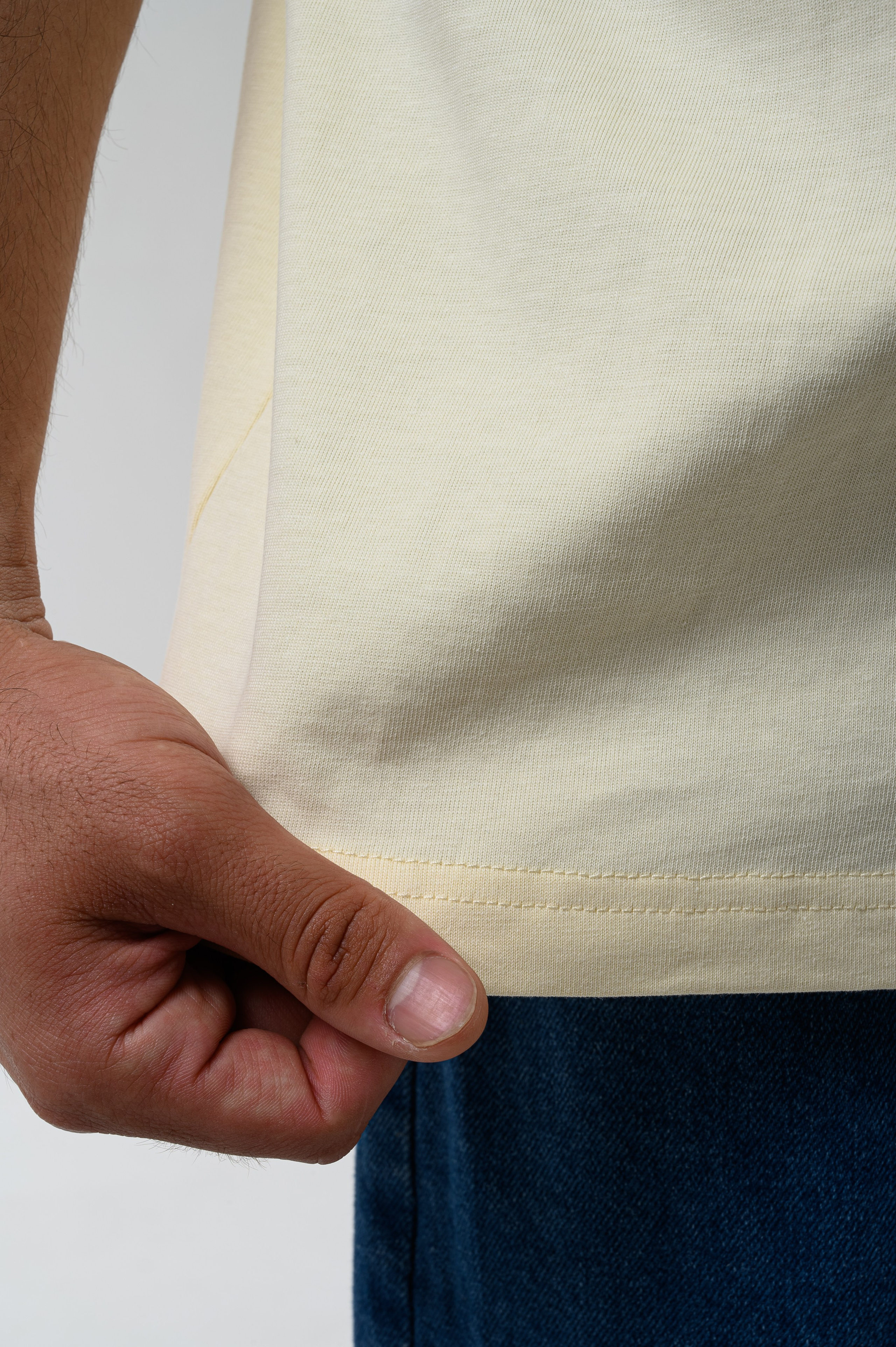 Мужская повседневная футболка на модели, фотография без фона. Автор фото Алексей Клейменова