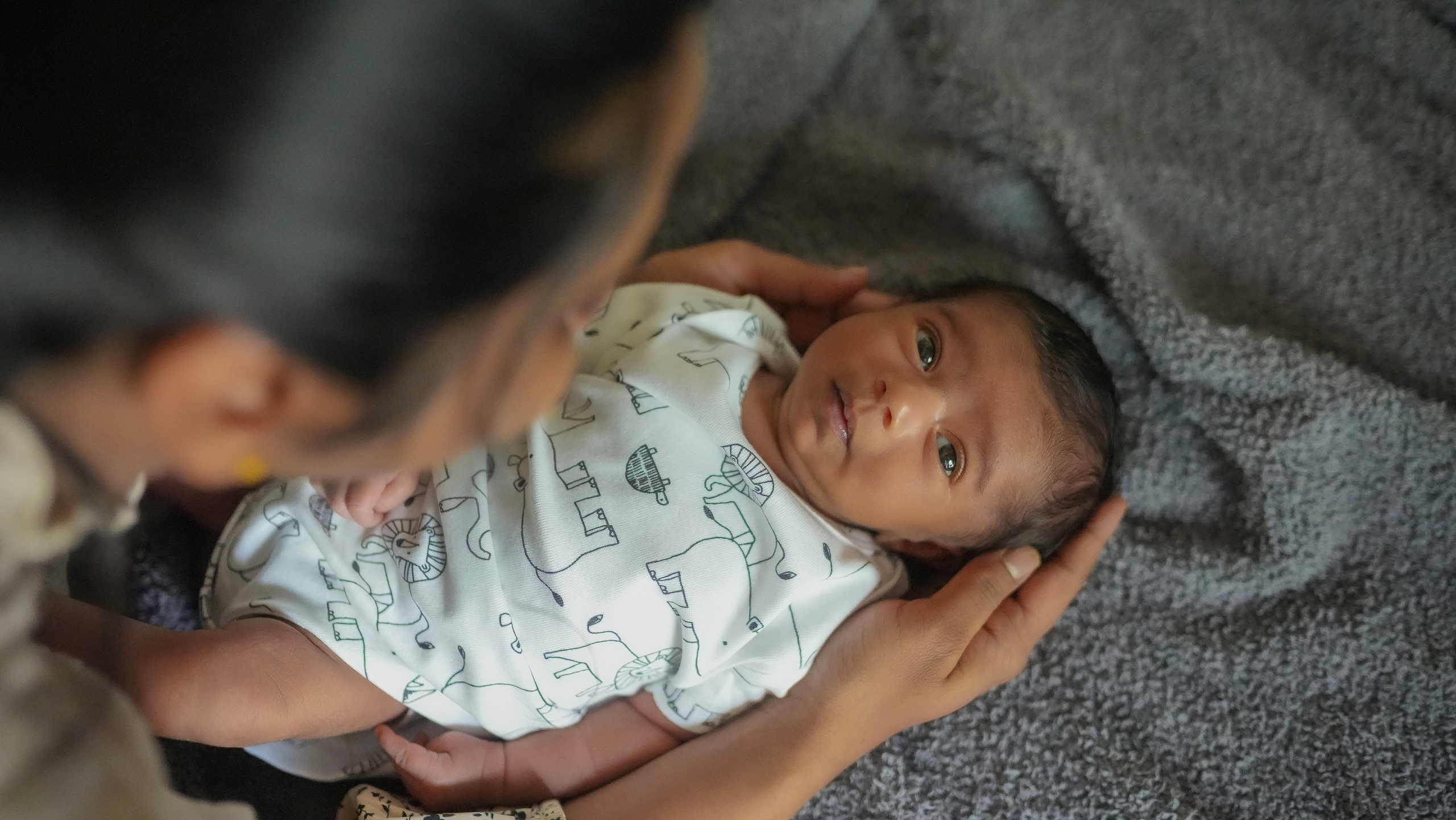Heartfelt family memories — cozy newborn session