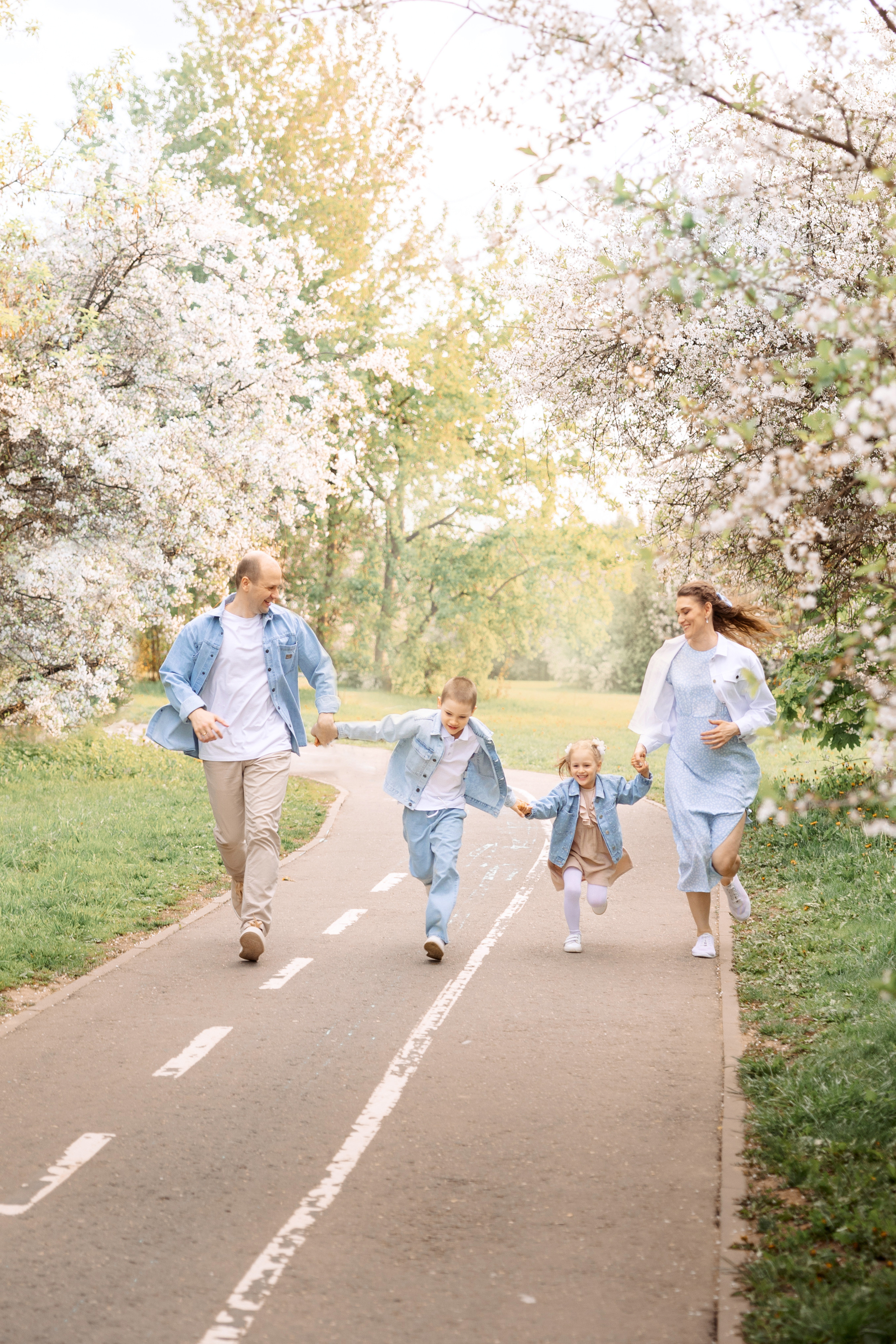 счастливая семья бежит по дороге