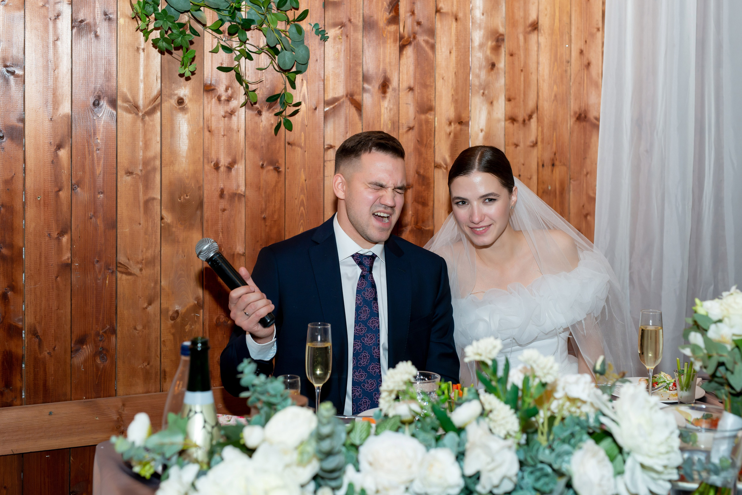 Осенняя великолепная свадебная прогулка жениха и невесты в октябре в Санкт-Петербурге в Михайловском парке и у Атлантов на Миллионной улице. Портретный, семейный и свадебный фотограф в Санкт-Петербурге и в Пушкине Ширяев Денис