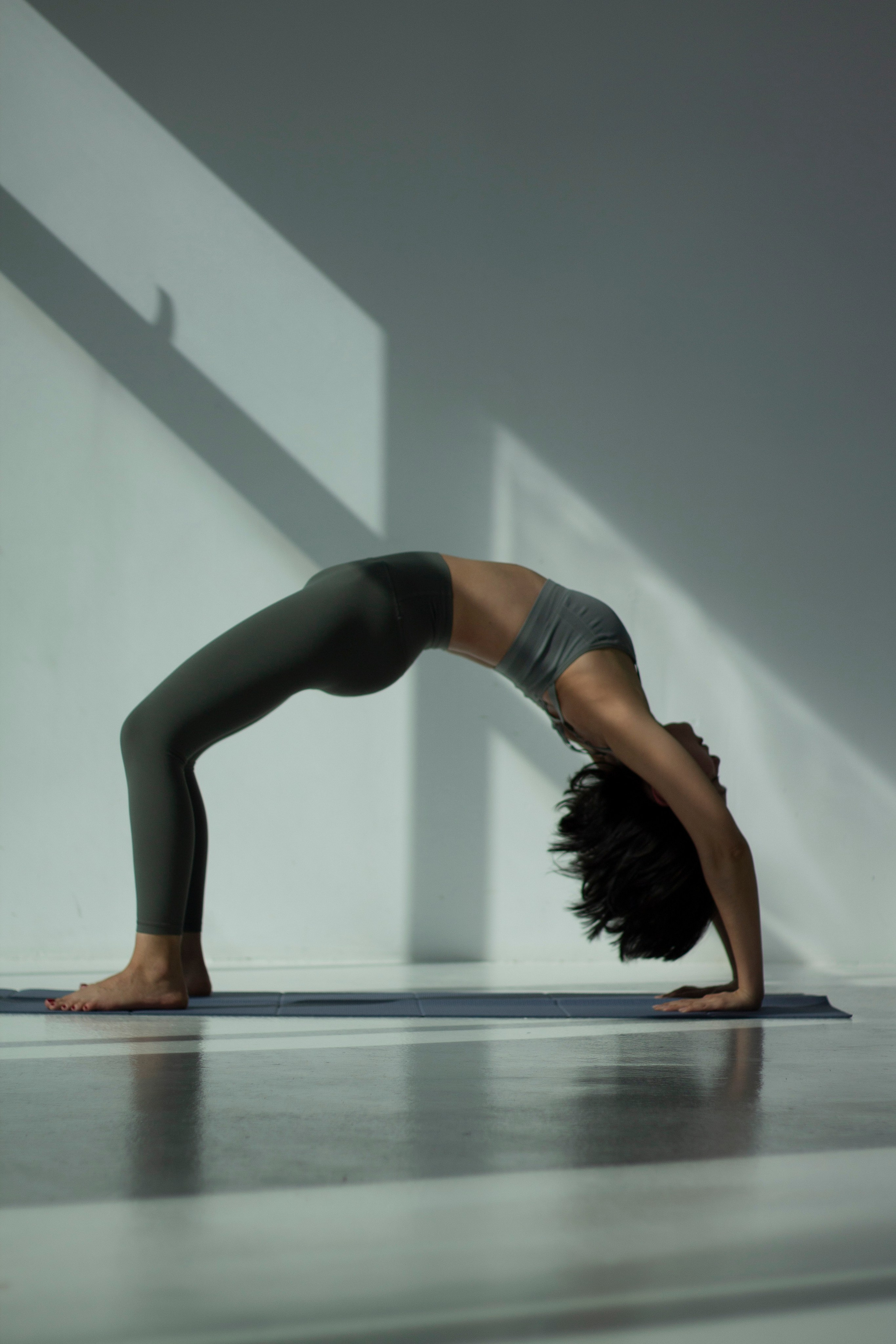 Чинара занимается йогой