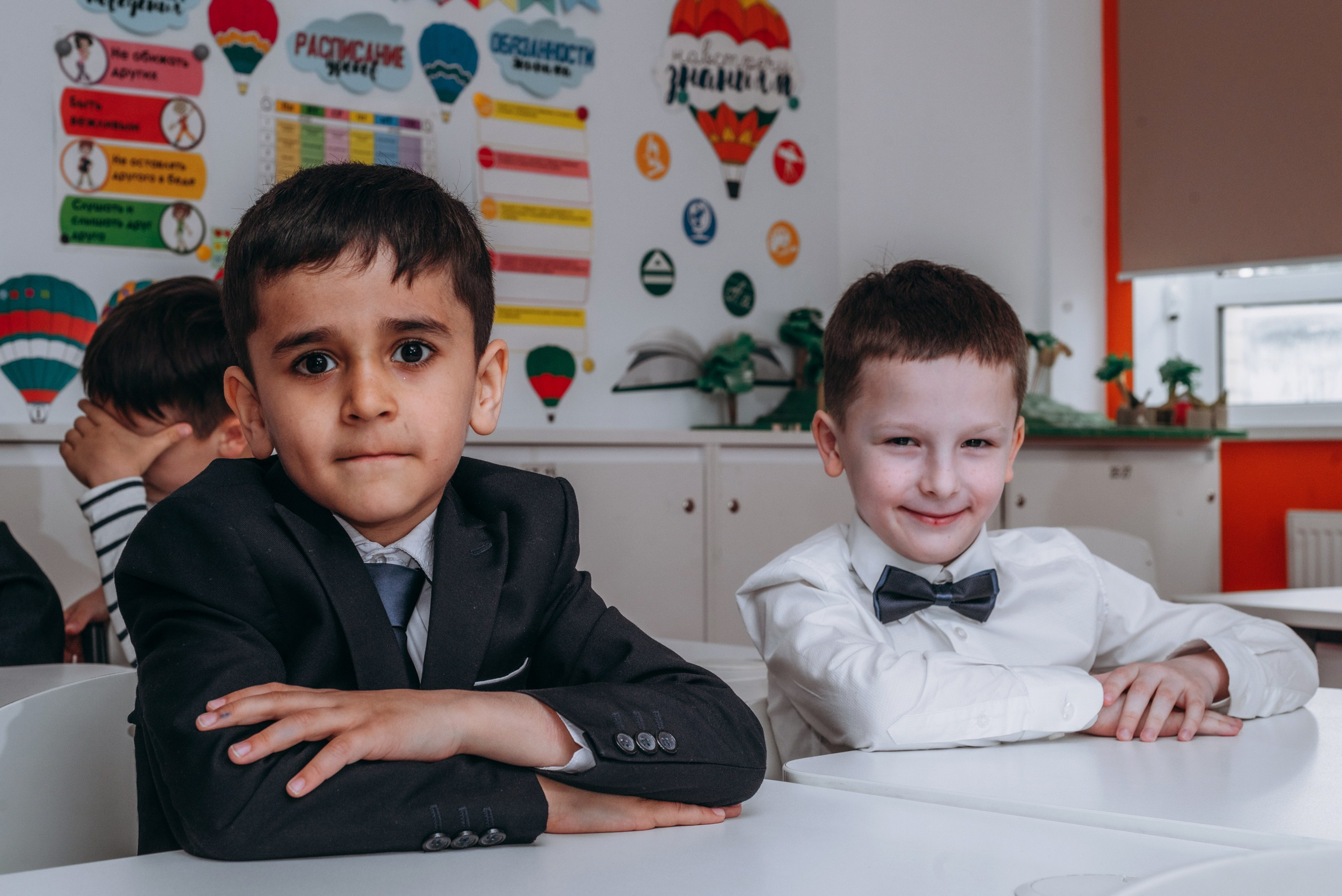 Выпускной альбом 1 класса — фотосессия в школе, деликатная ретушь и дизайн в Москве. MILATE — выпускные альбомы, фотосессии и видео в Москве