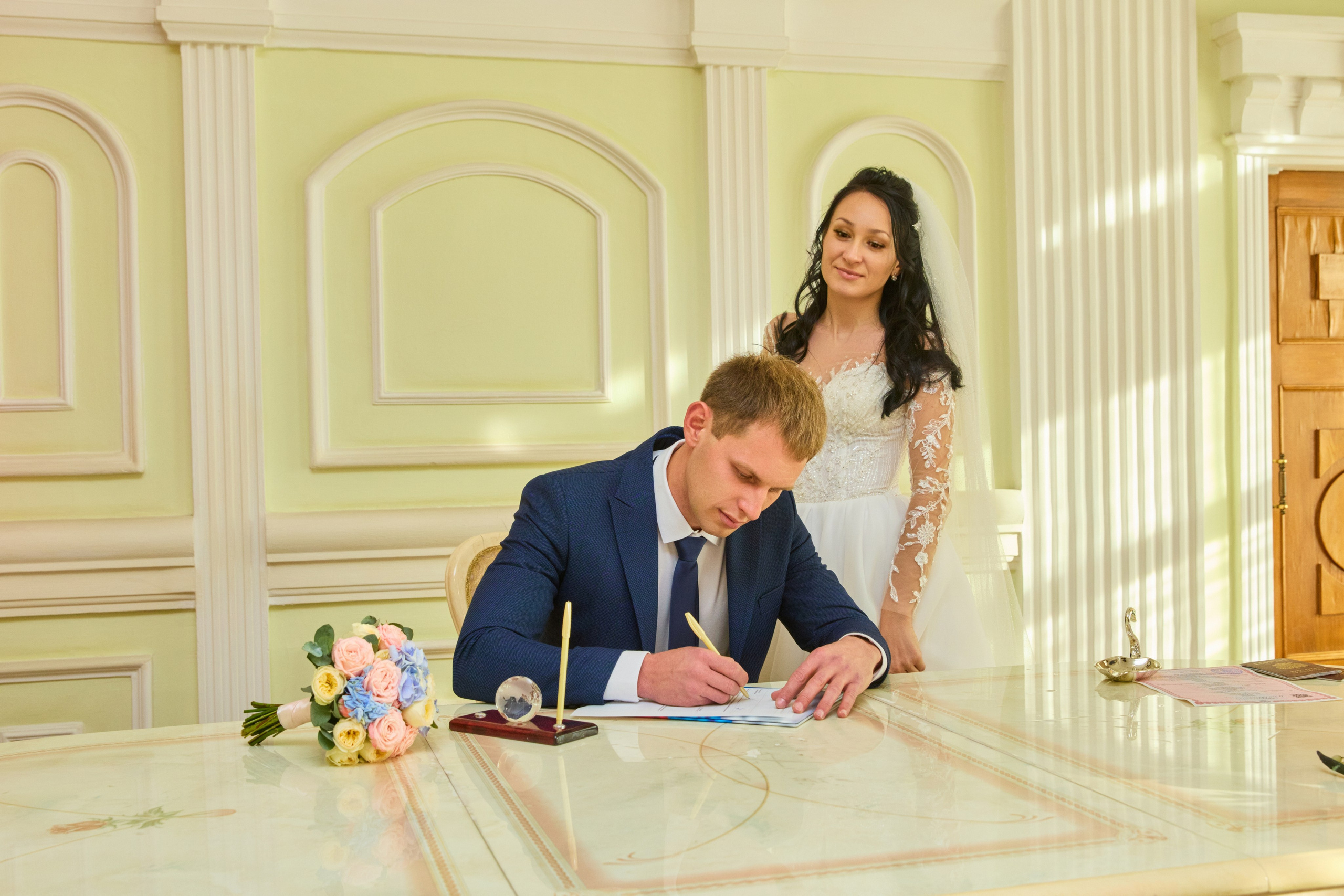 расписывается жених