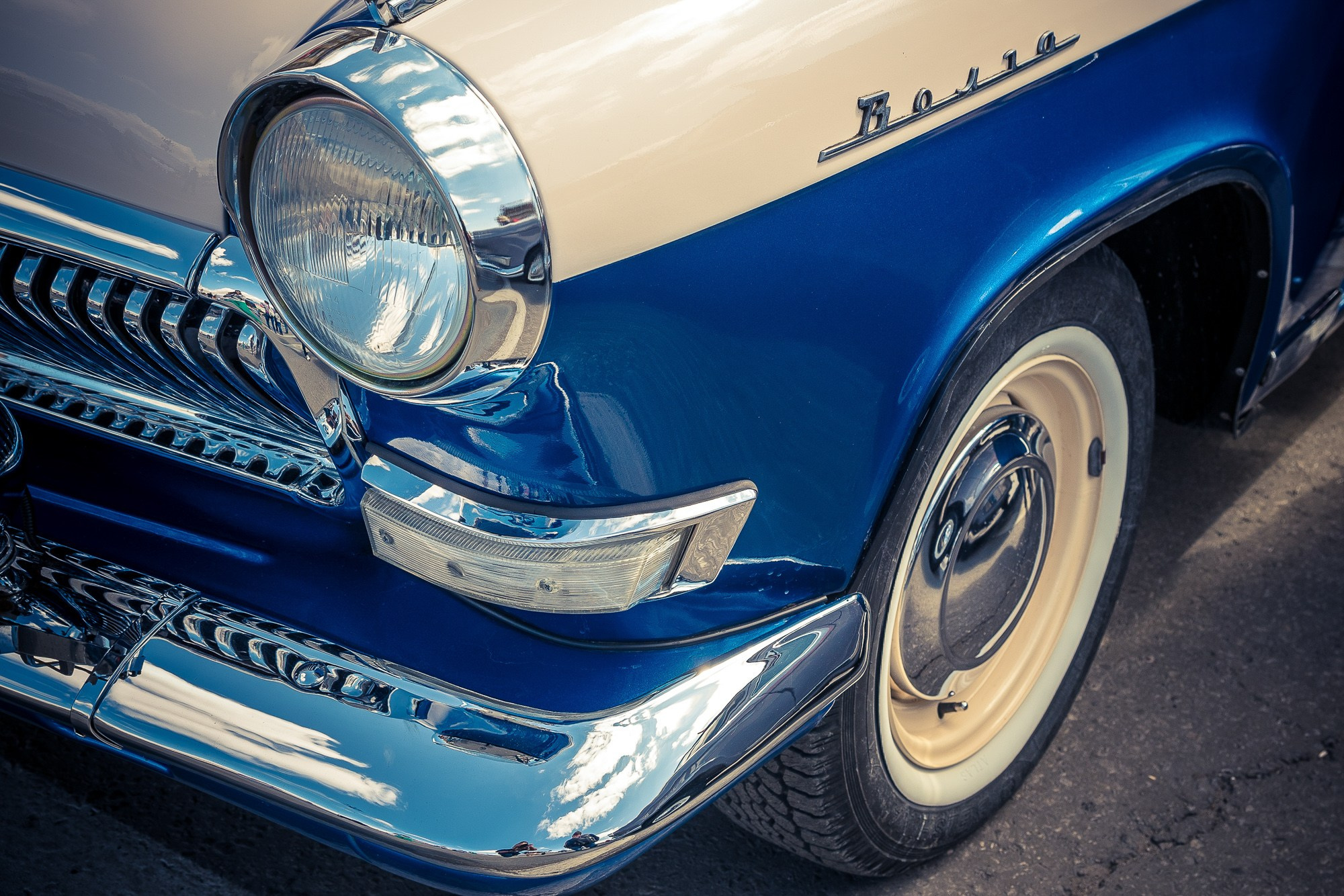 Сине-белый ретро-автомобиль "Волга"