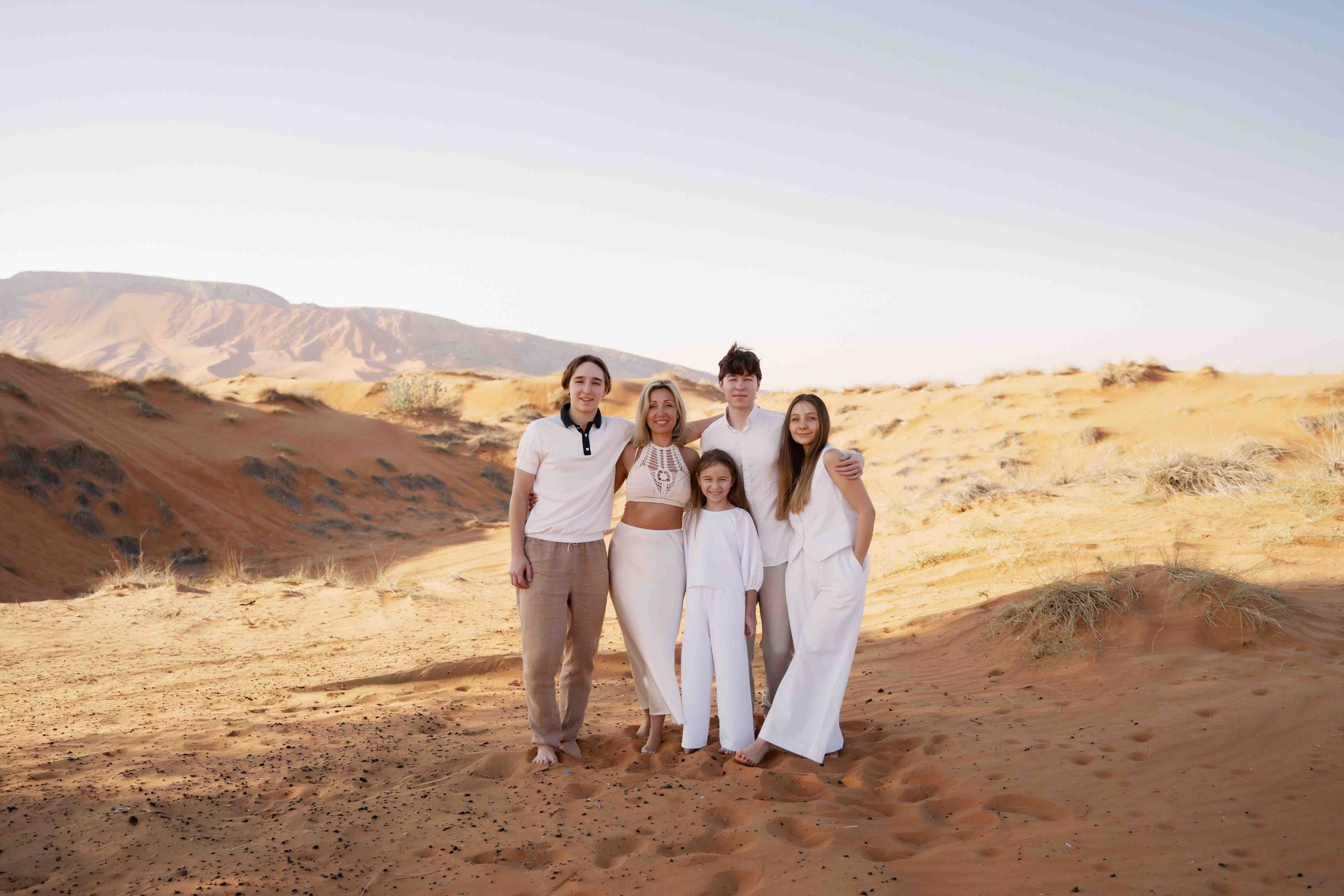 Фотосессия в пустыне ОАЭ с трансфером, выезд из Абу-Даби, Дубая, Фуджейры и других эмиратов. Дорога до пустыни занимает около 1 часа.