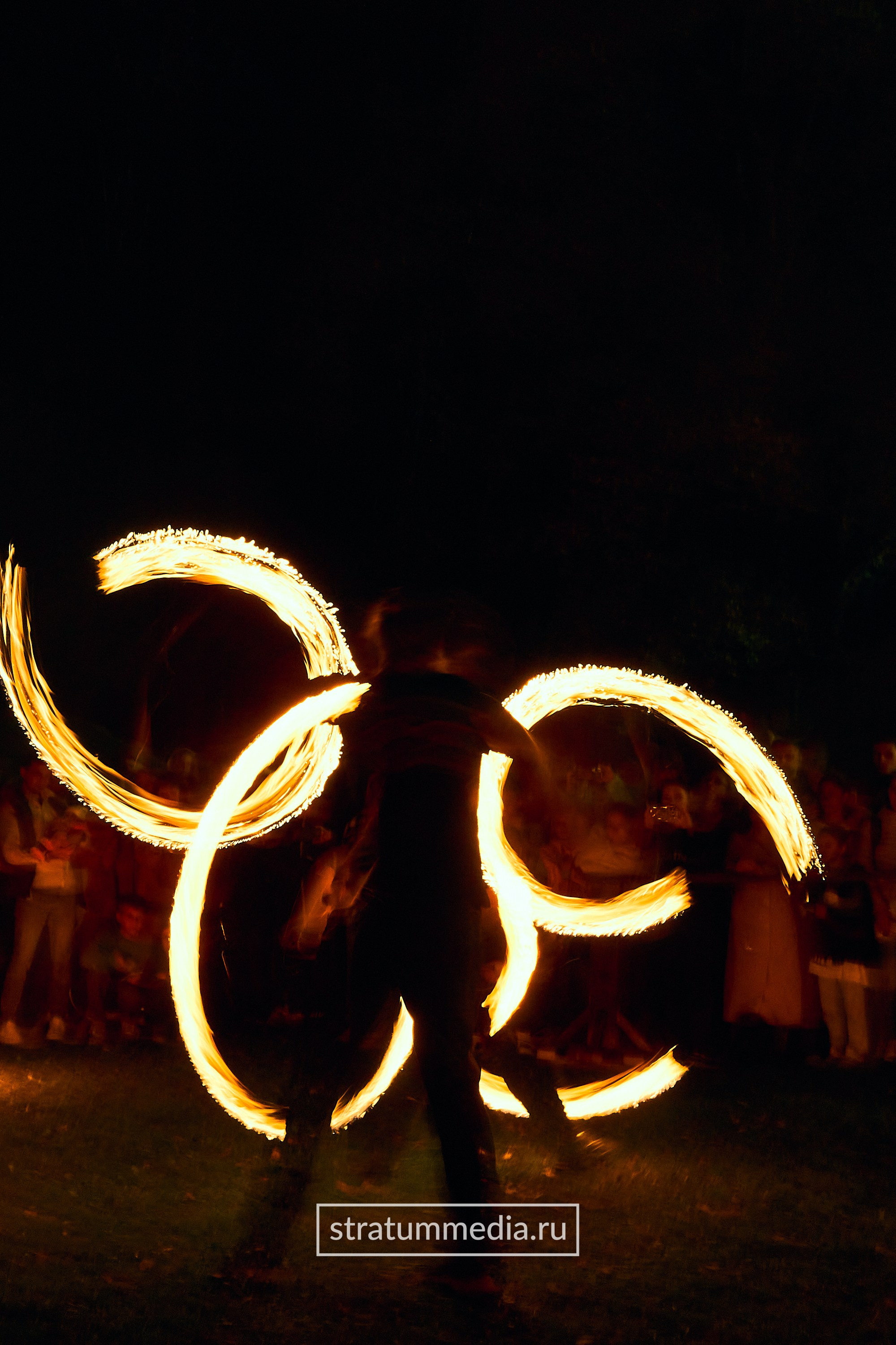 Fire Show at Park. Stratum Media — Фото-Видео Съемки