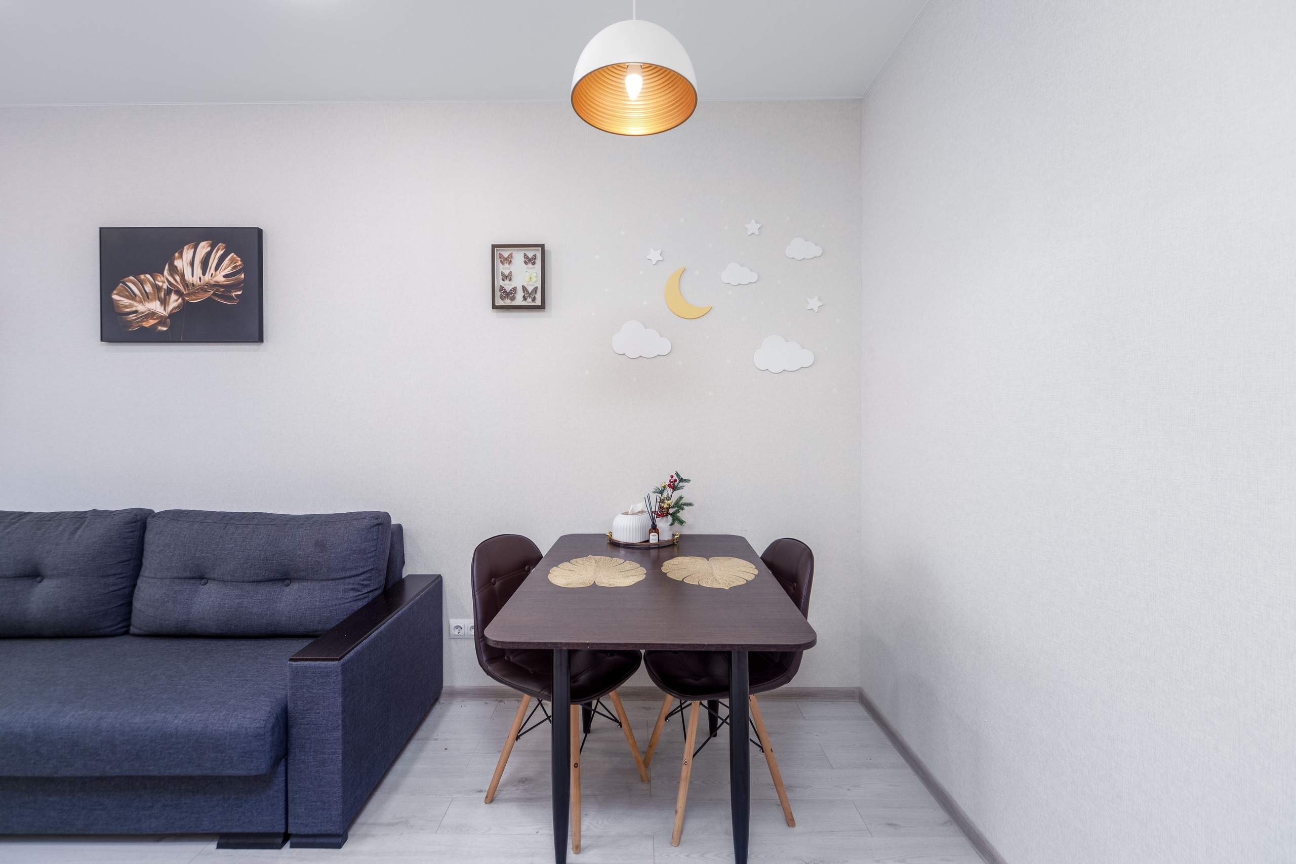 Интерьер обеденной зоны в гостиной в двухкомнатной квартире