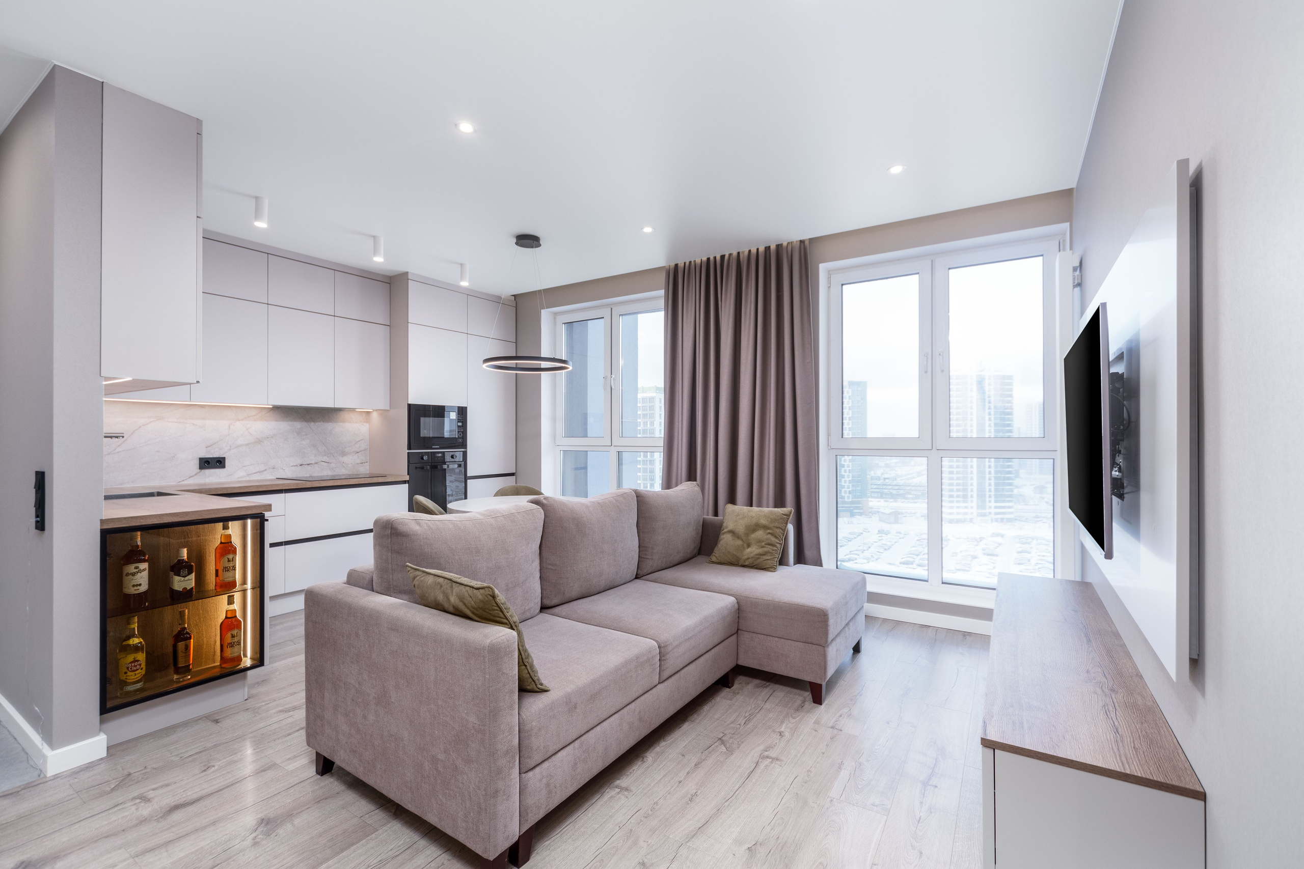 Интерьер кухни-гостиной в трехкомнатной квартире в ЖК Минск Мир