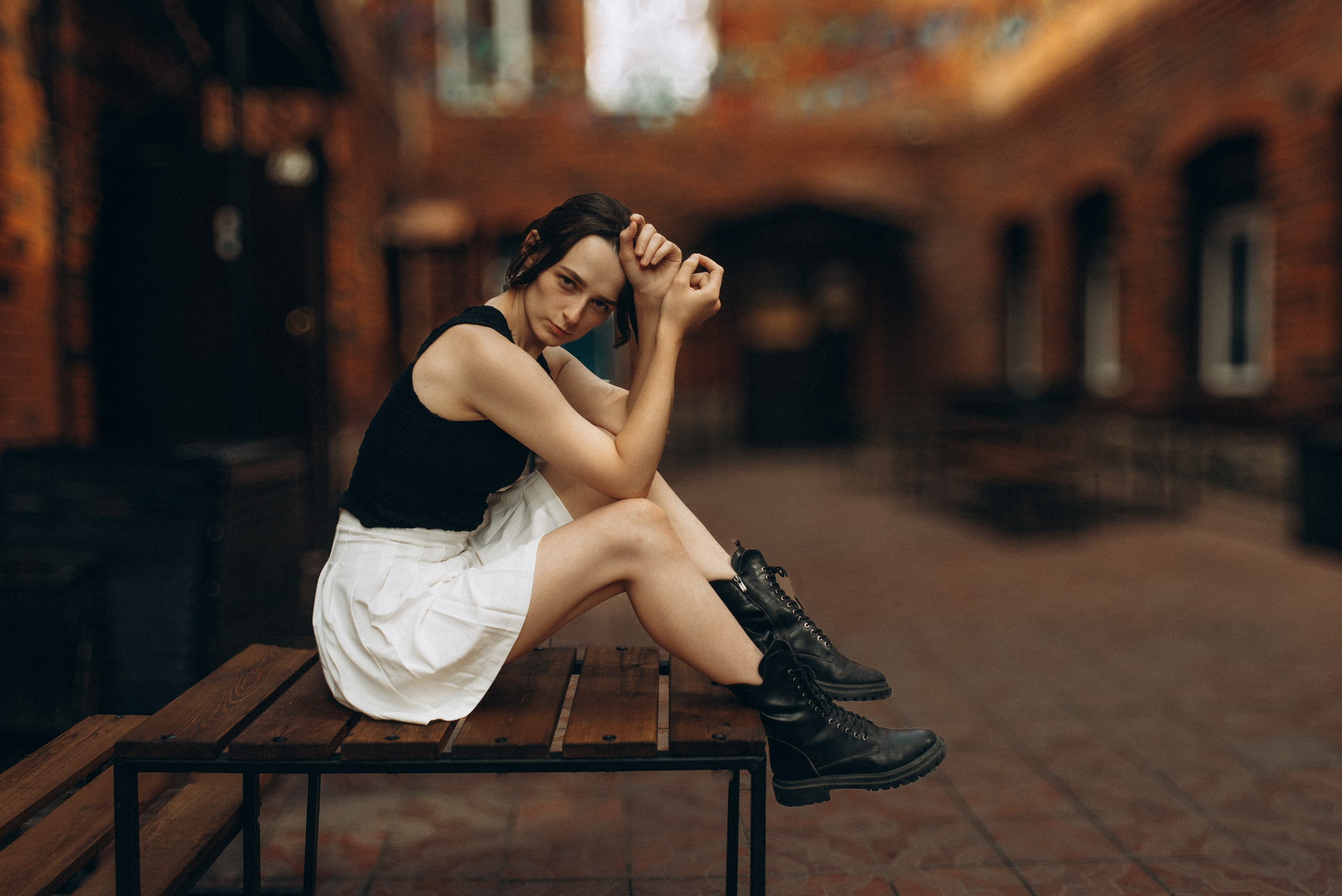 Эстетика теней и света в индустриальном интерьере, женский портрет в стиле минимализм, фотограф Василий Дан, съемка в пространстве лофт с кирпичными стенами. Фотосессия в Новосибирске. 2.