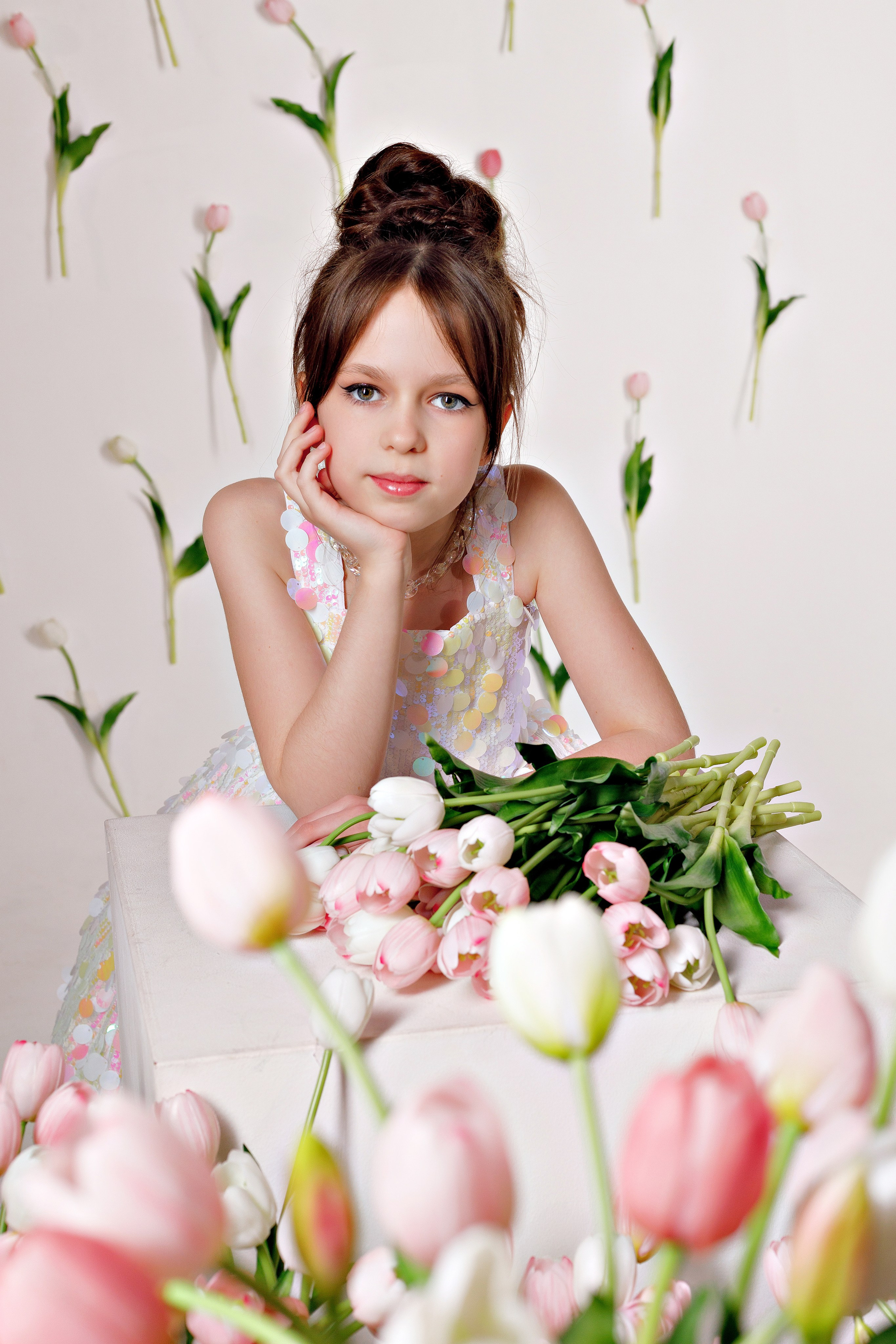 Именинница в блестящем платье с букетом тюльпанов в руках, снятая в Сочи