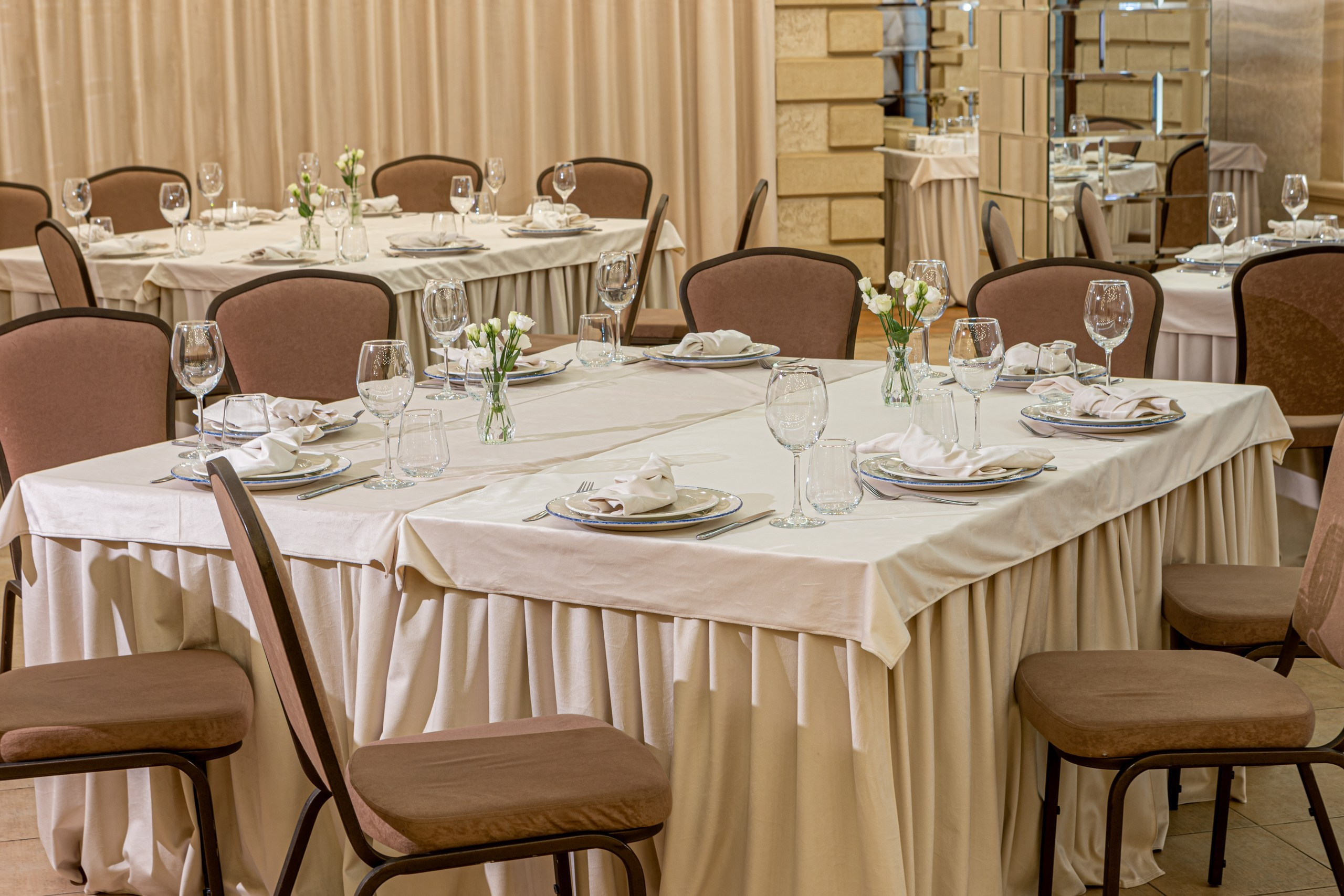 Банкетный зал ресторана Дача. Фотограф в Оренбурге. Профессиональный фотограф