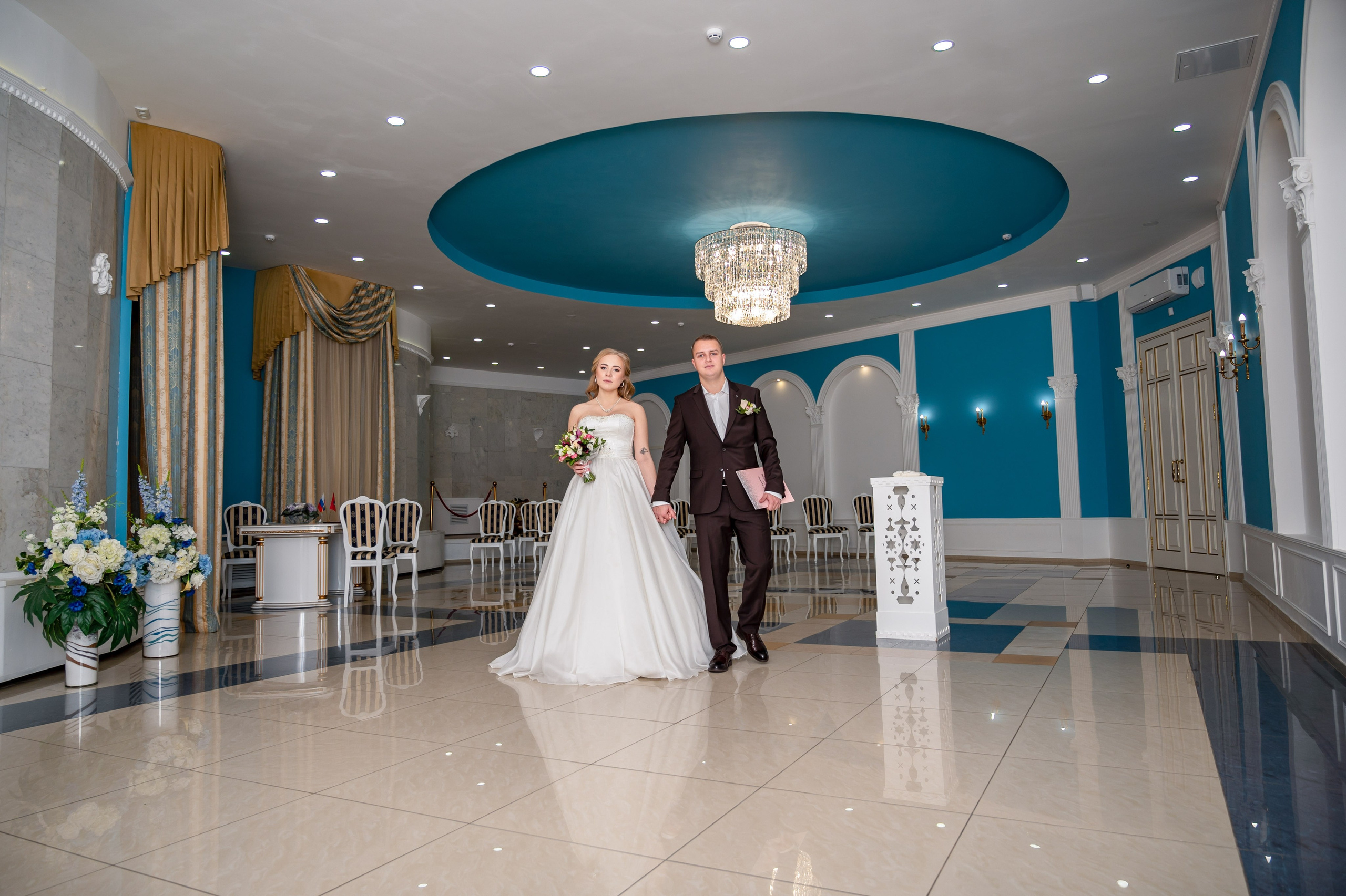 Пара после регистрации брака в Таганском ЗАГСе, фотограф видеограф Павел Коротков https://foto-video-svadba.ru/