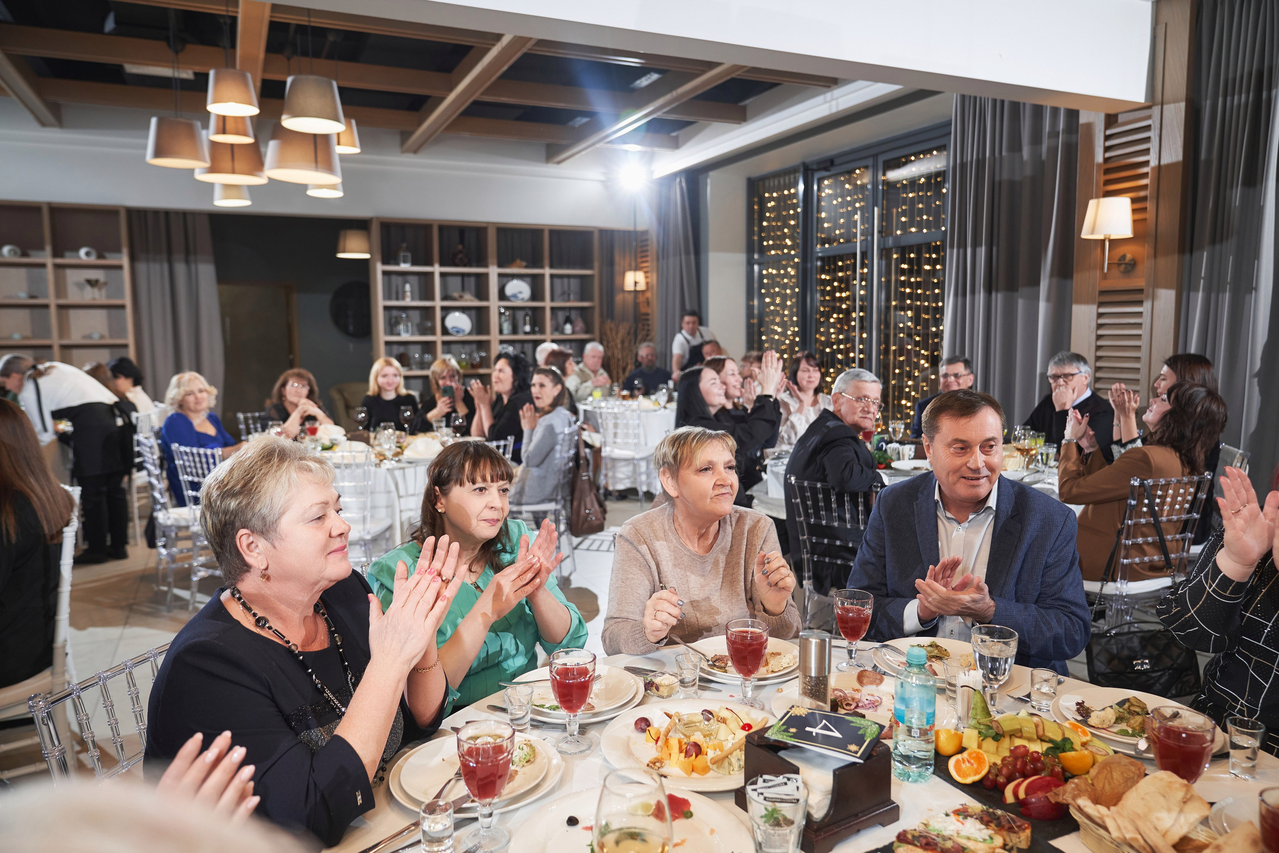 гости сидят в зале ресторана Медуза в Долгопрудном на новогоднем корпоративе