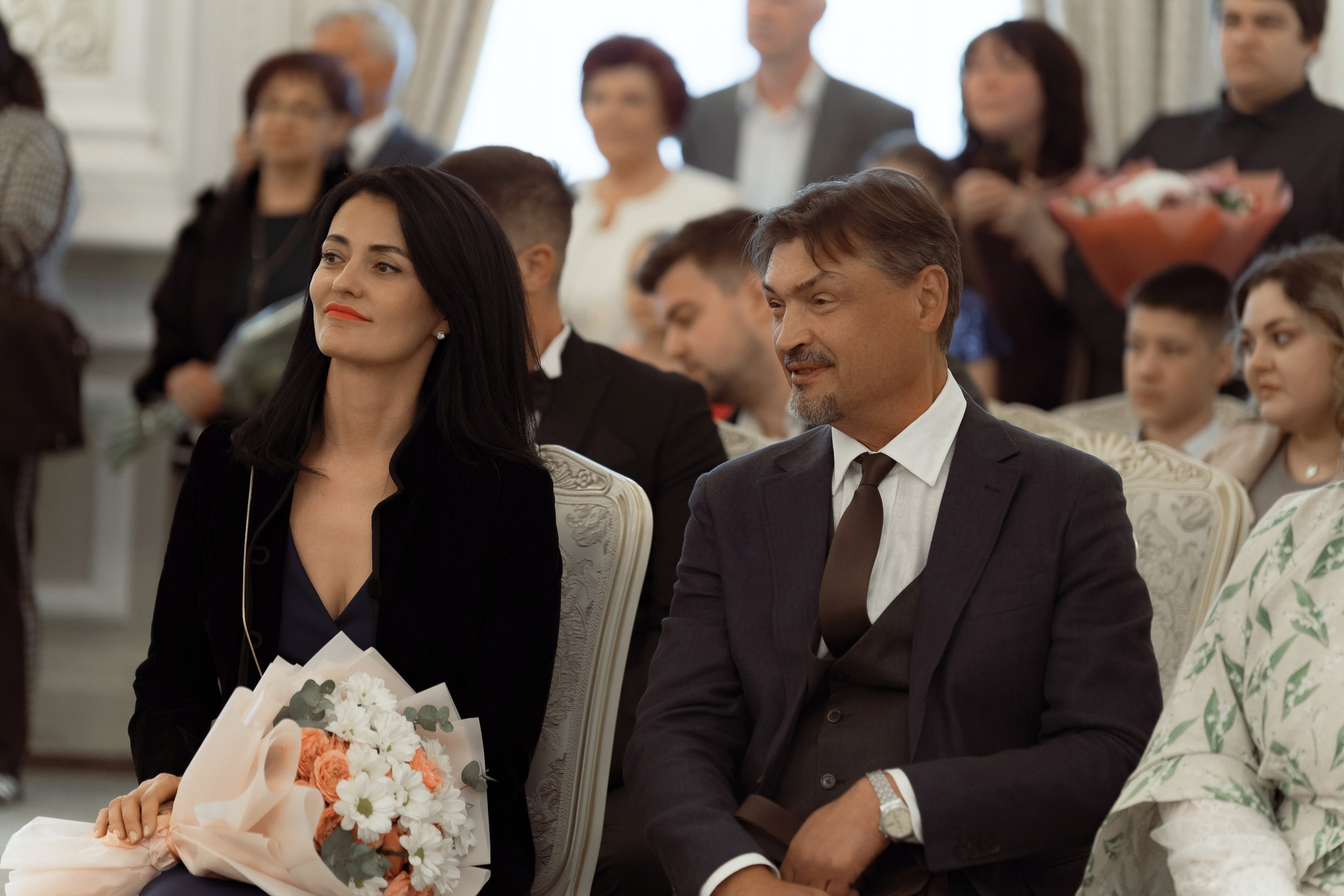 Гости эмоционально наблюдают за церемонией регистрации брака в Санкт-Петербурге