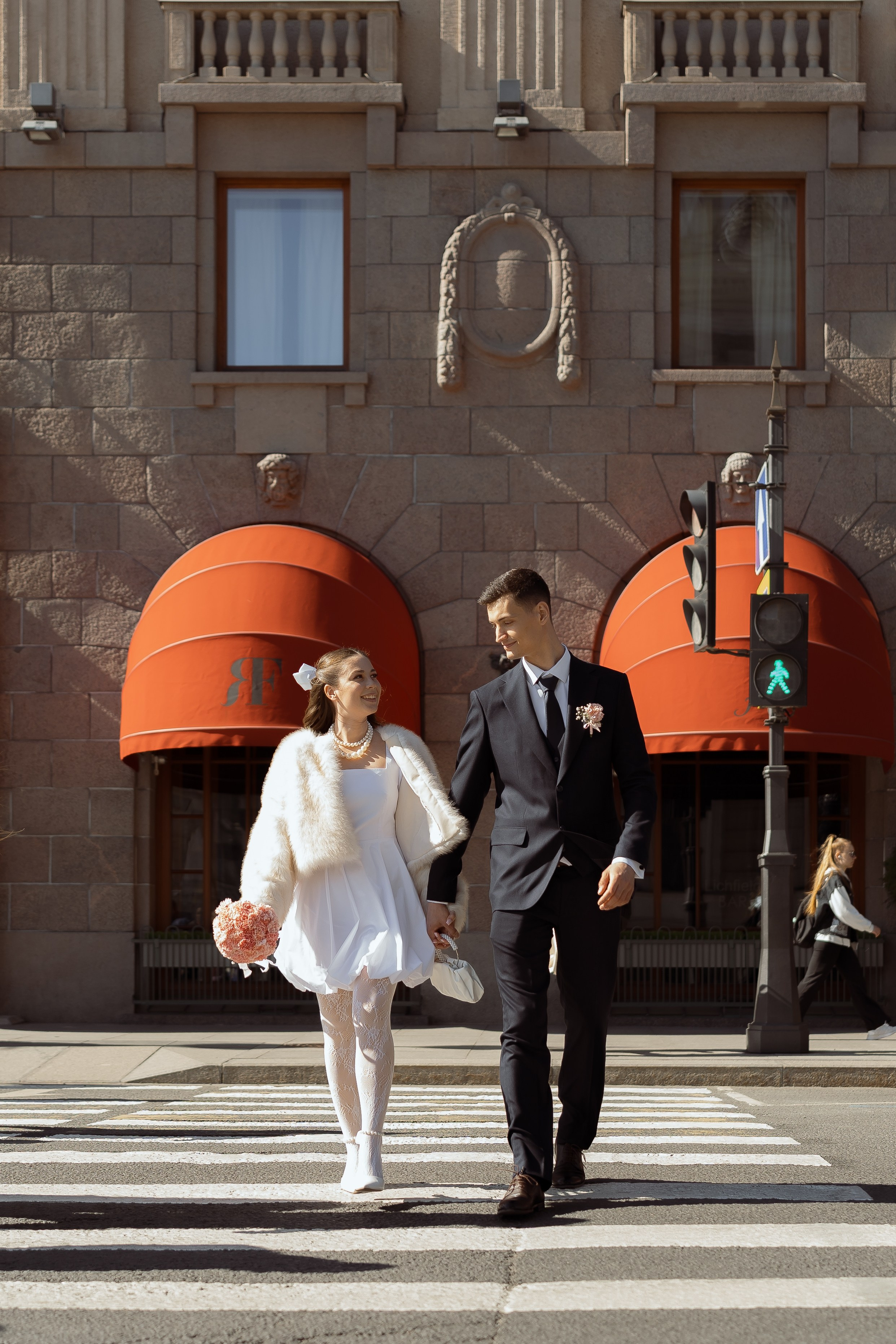 Жених и невеста переходят улицу, динамичный кадр свадебной фотосессии