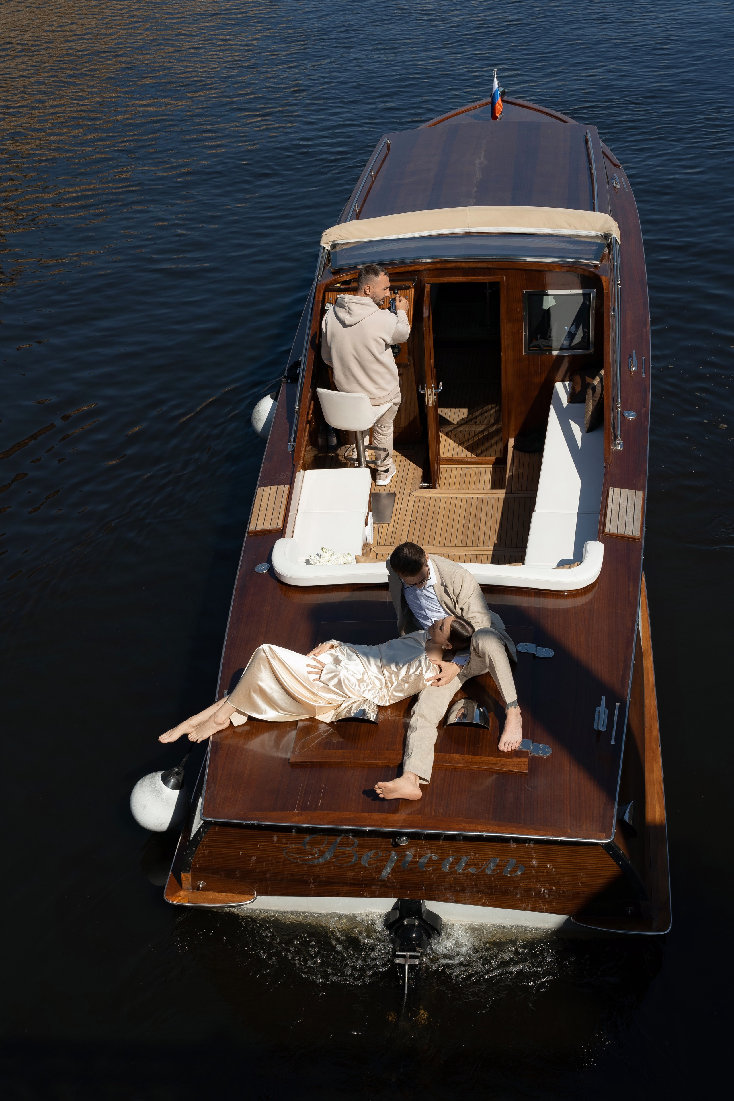 Прогулка по рекам и каналам Петербурга — свадебная фотосессия на катере. Свадебный фотограф Дмитрий Родионов — Санкт-Петербург и Ленинградская область