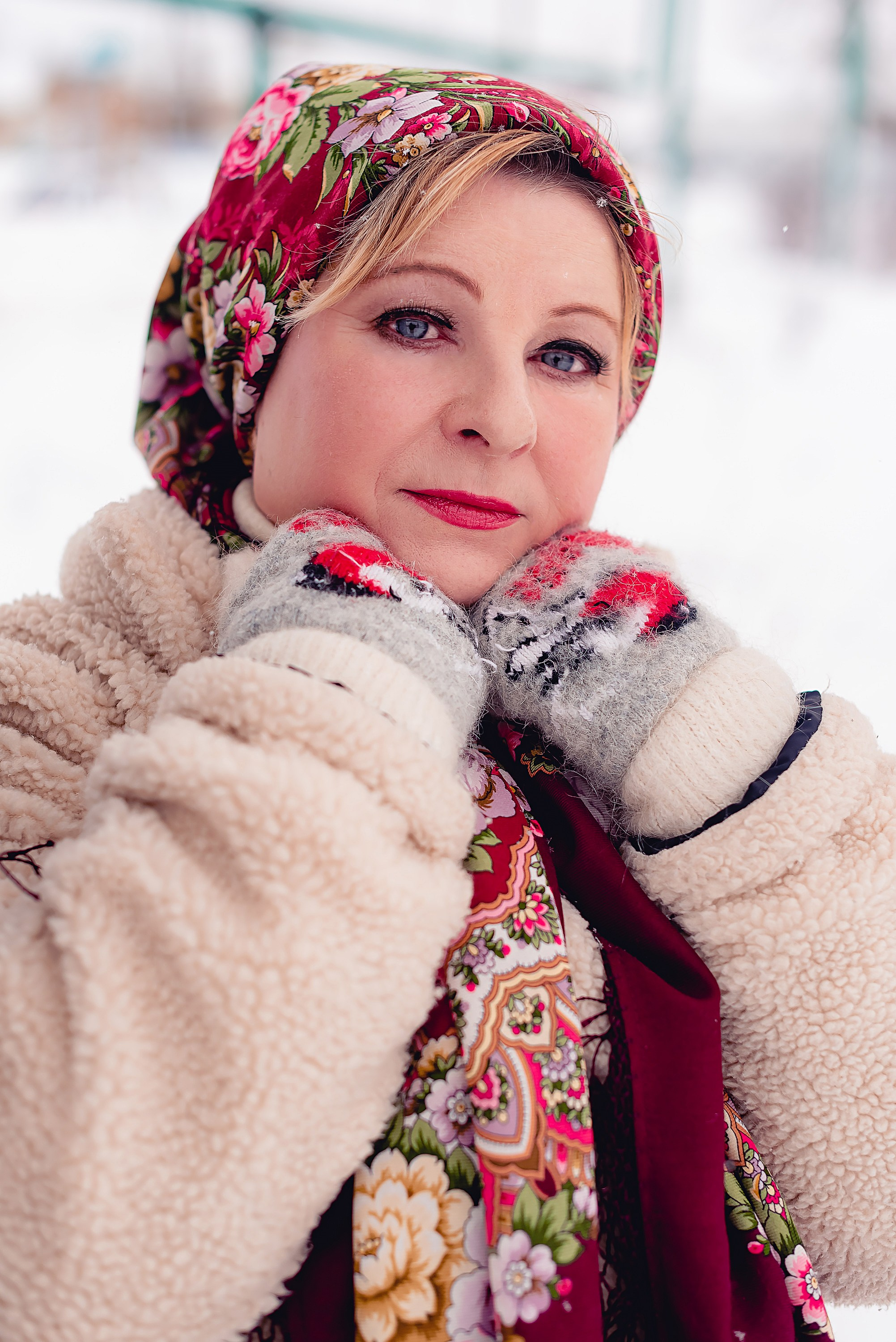 Зимняя фотосессия для женщины с варежками.
