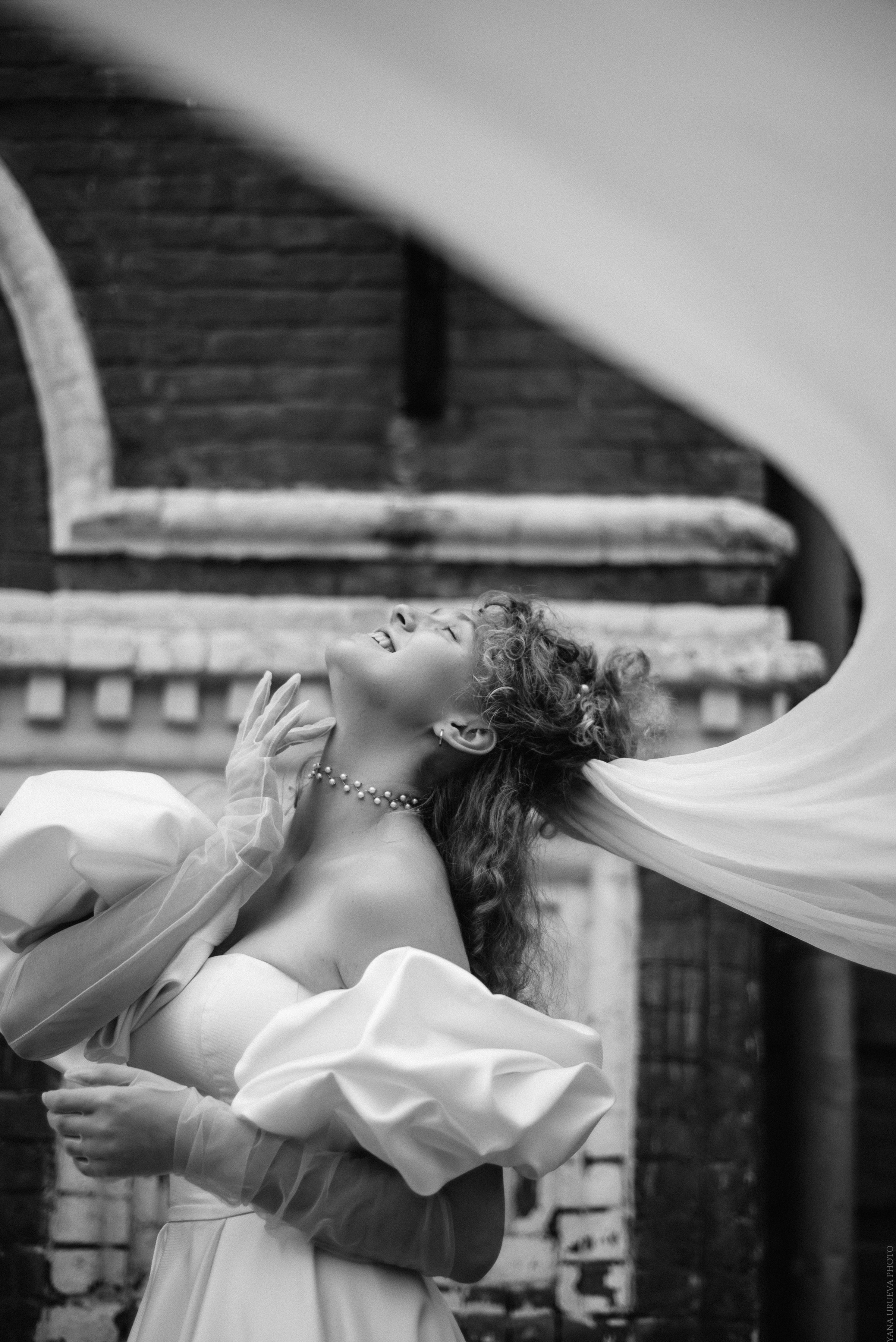 Невеста с длинной фатой на фоне Самарского театра