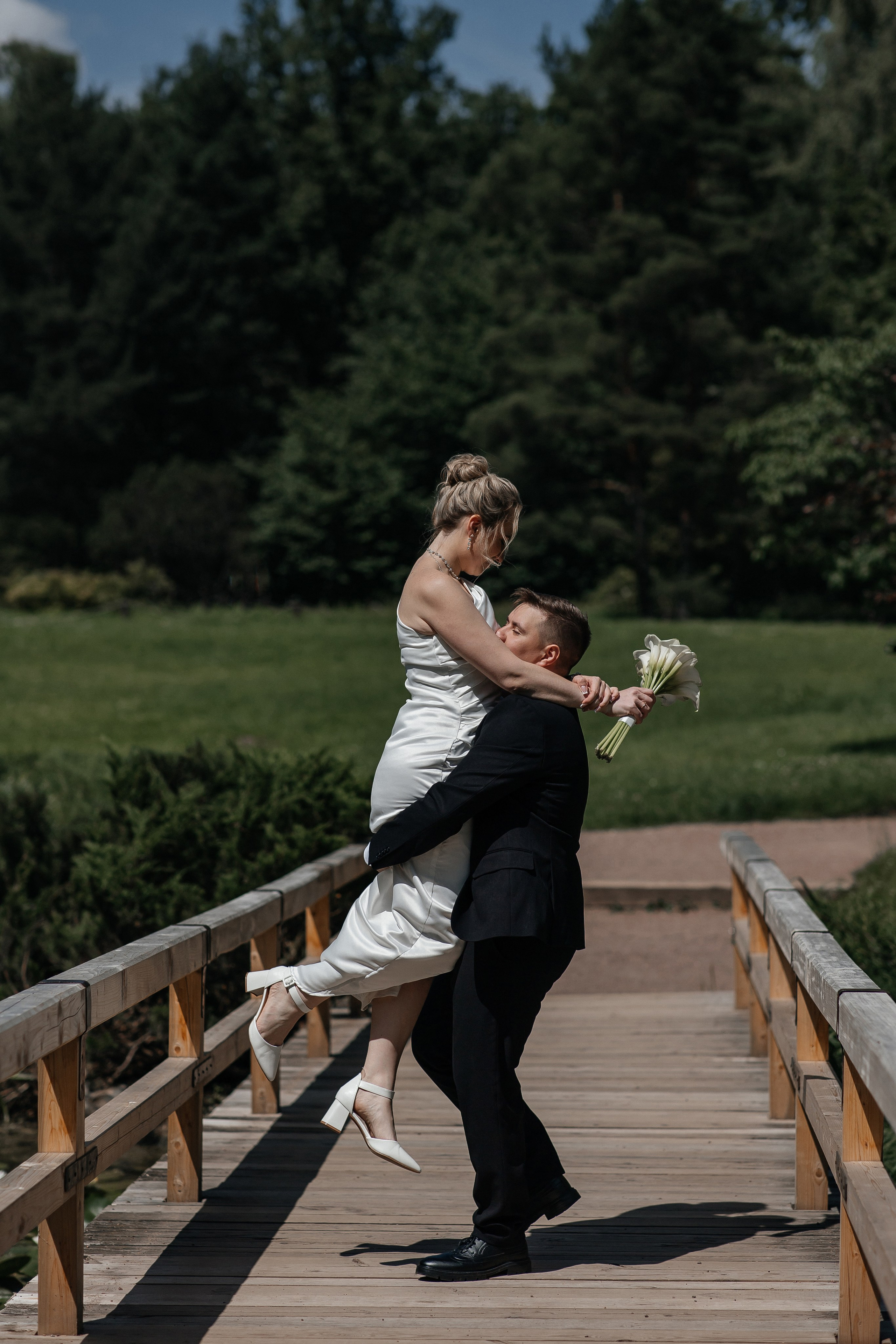 Свадебная фотосессия в Ботаническом саду имени Цицина. Свадебный фотограф в Москве Дарья Олендарёва