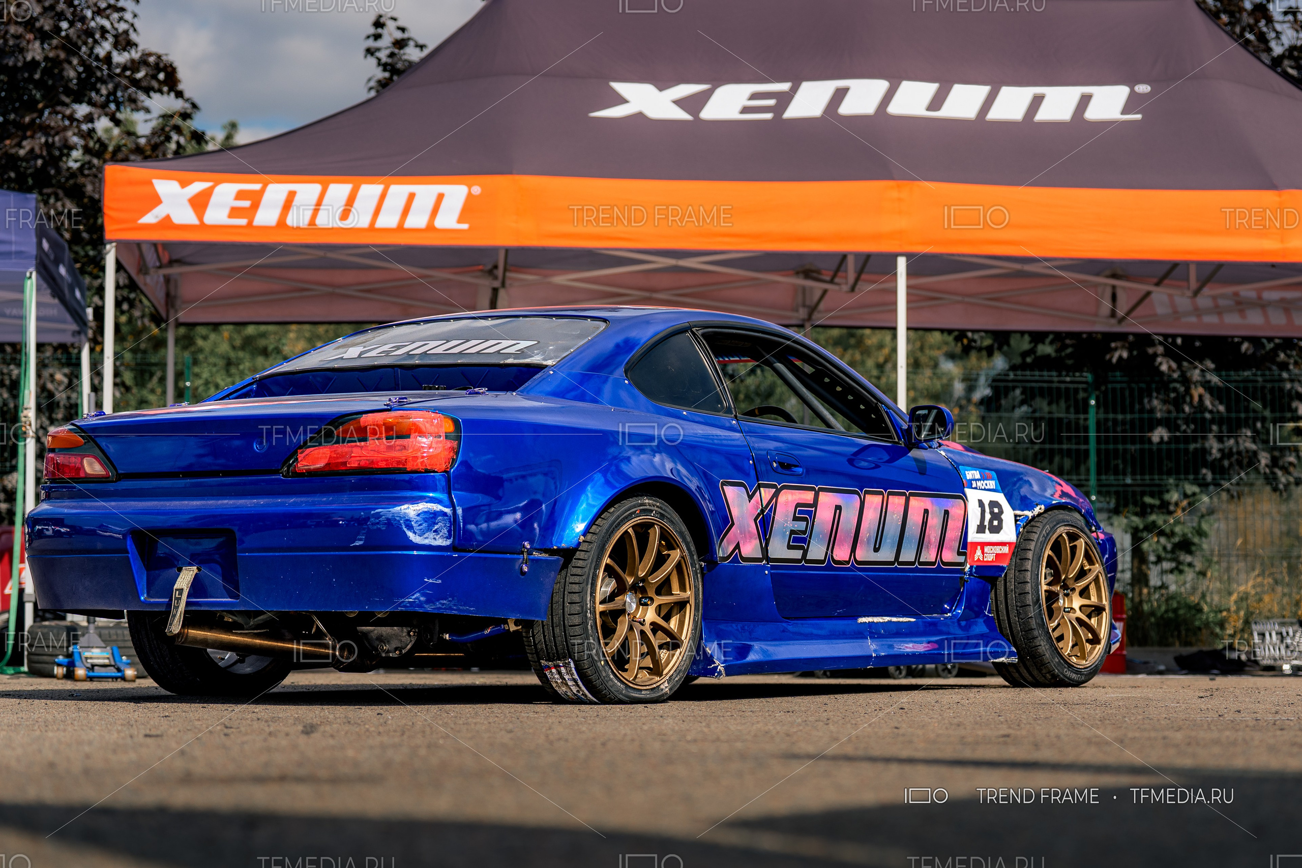 Дрифт-машина Xenum с боевыми отметинами после заезда