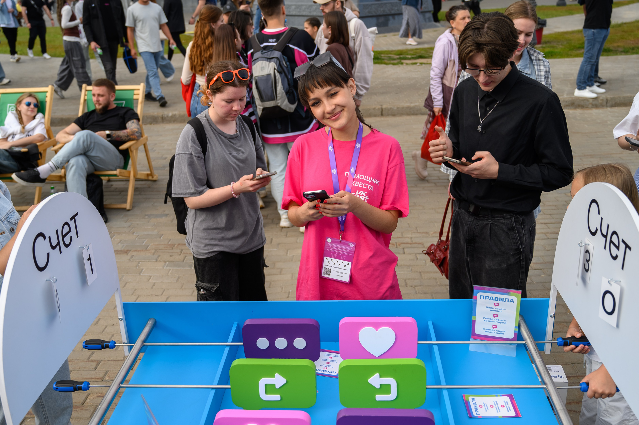 Посетители проходят квест от ВК Сообщества на ярком стенде VK Fest 2025 в Казани — репортажное фото от фотографа