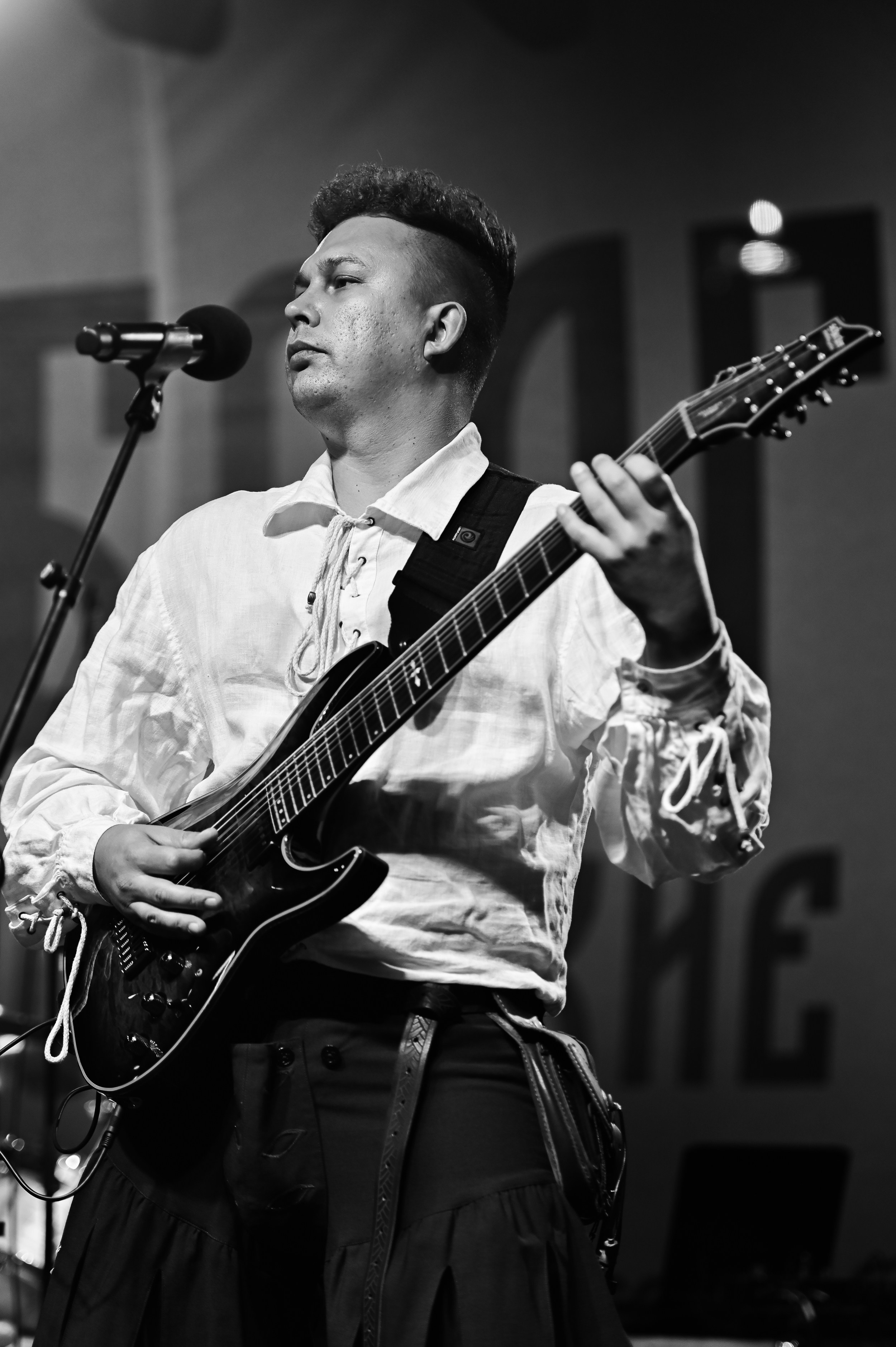 Артисты в образах средневековых музыкантов на сцене фестиваля