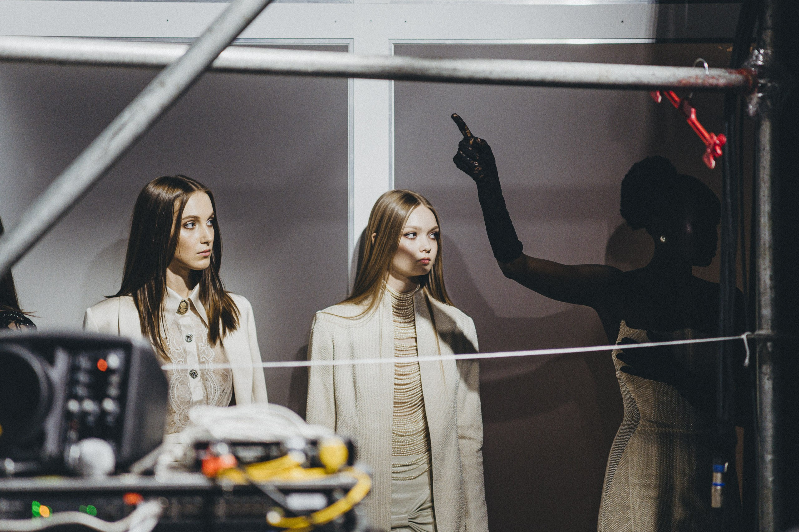 Бэкстейдж показа дизайнера Shantnu Nikhil на MFW 2025