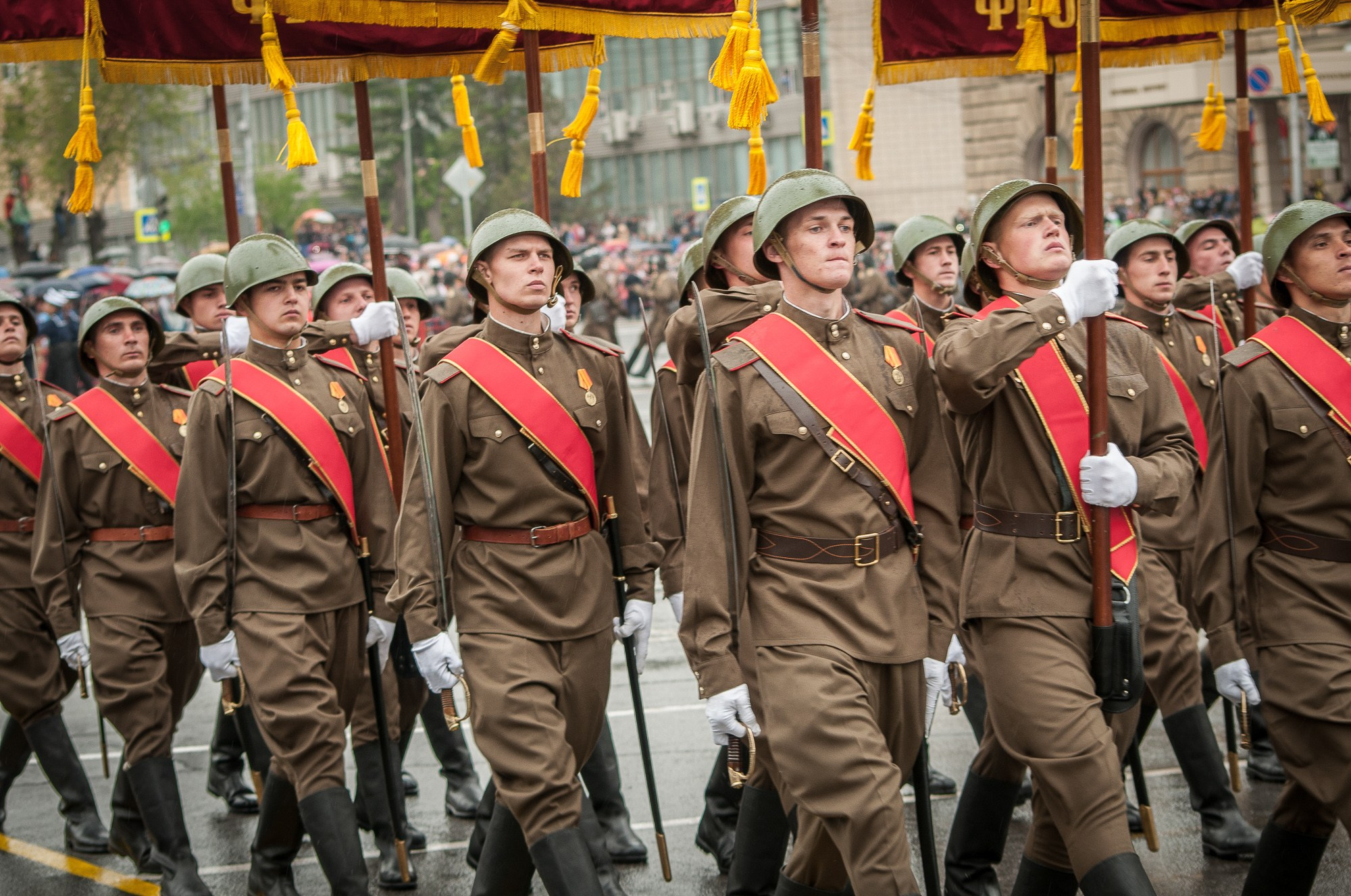 Военнослужащие в форме Великой Отечественной войны несут знамёна фронтов