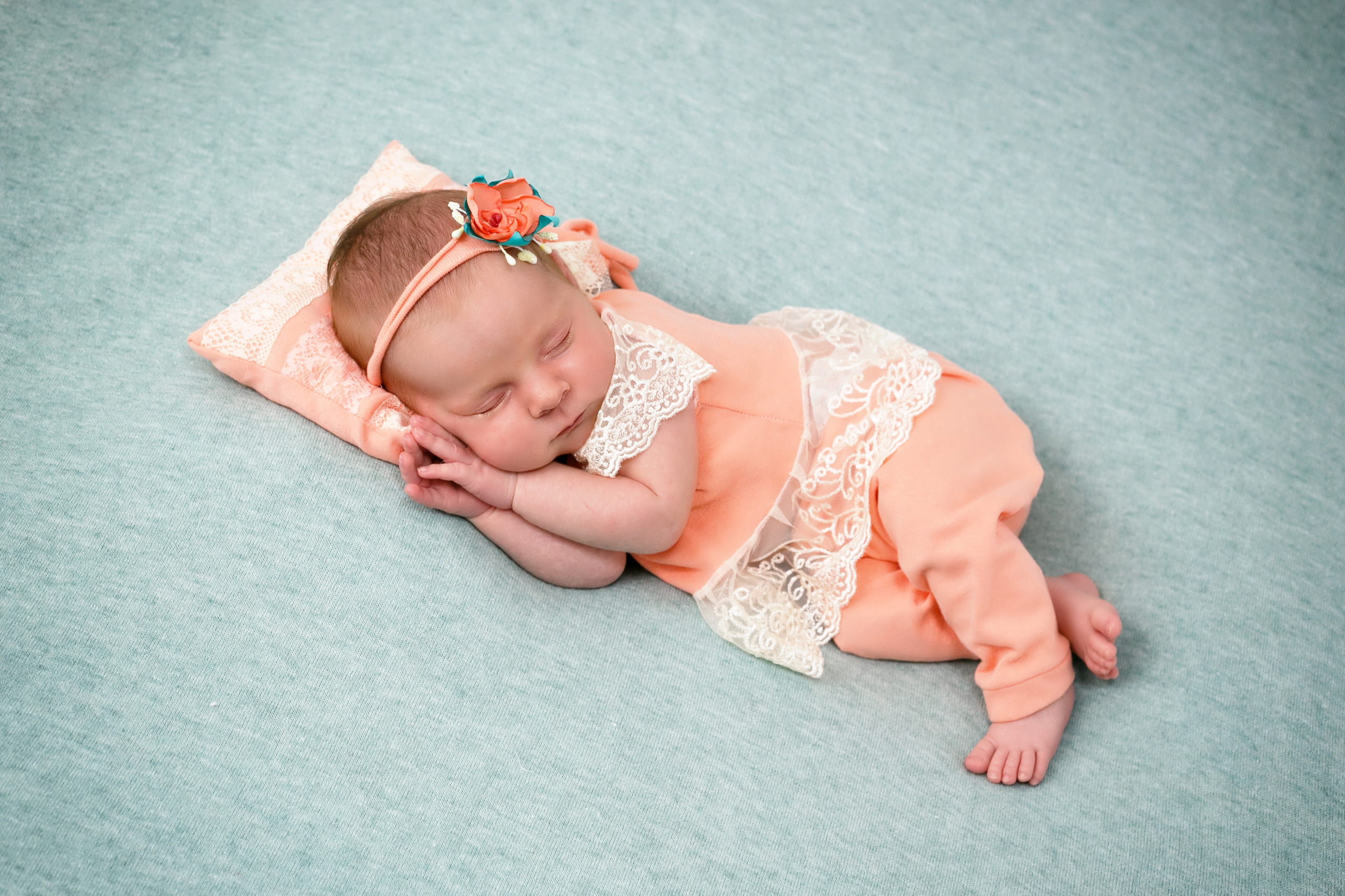 Фотограф новорожденных в Омске. Фотосессия новорожденных. Выезд. Фотограф Наталья Стаг в Омске. Фотографирую в разных стилях в разных студиях, а так же в школах и садах. Печатаю выпускные фотоальбомы