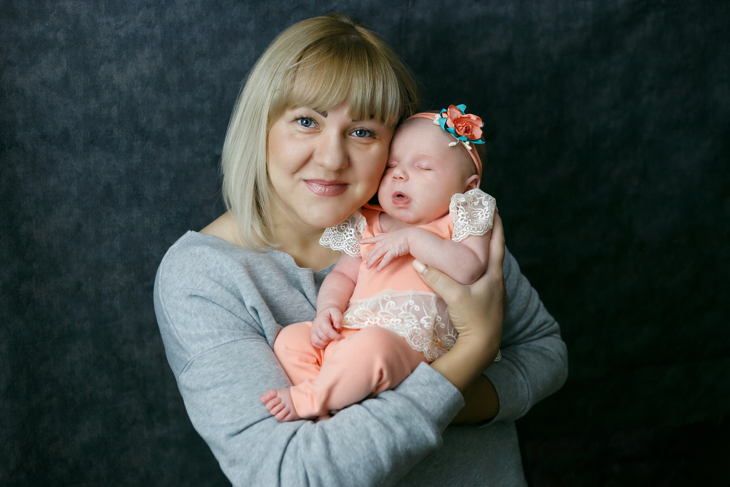 Фотограф новорожденных в Омске. Фотосессия новорожденных. Выезд. Фотограф Наталья Стаг в Омске. Фотографирую в разных стилях в разных студиях, а так же в школах и садах. Печатаю выпускные фотоальбомы