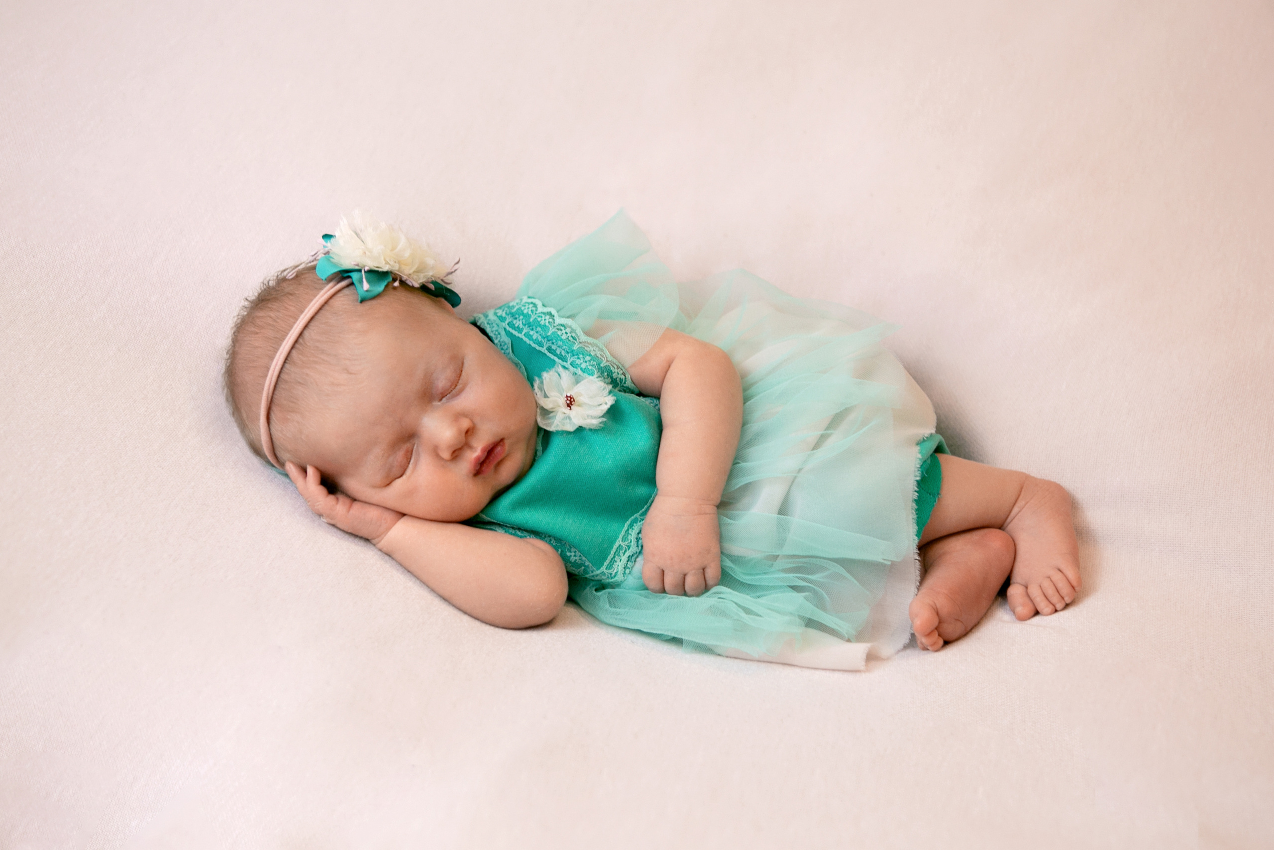 Фотограф новорожденных в Омске. Фотосессия новорожденных. Выезд. Фотограф Наталья Стаг в Омске. Фотографирую в разных стилях в разных студиях, а так же в школах и садах. Печатаю выпускные фотоальбомы