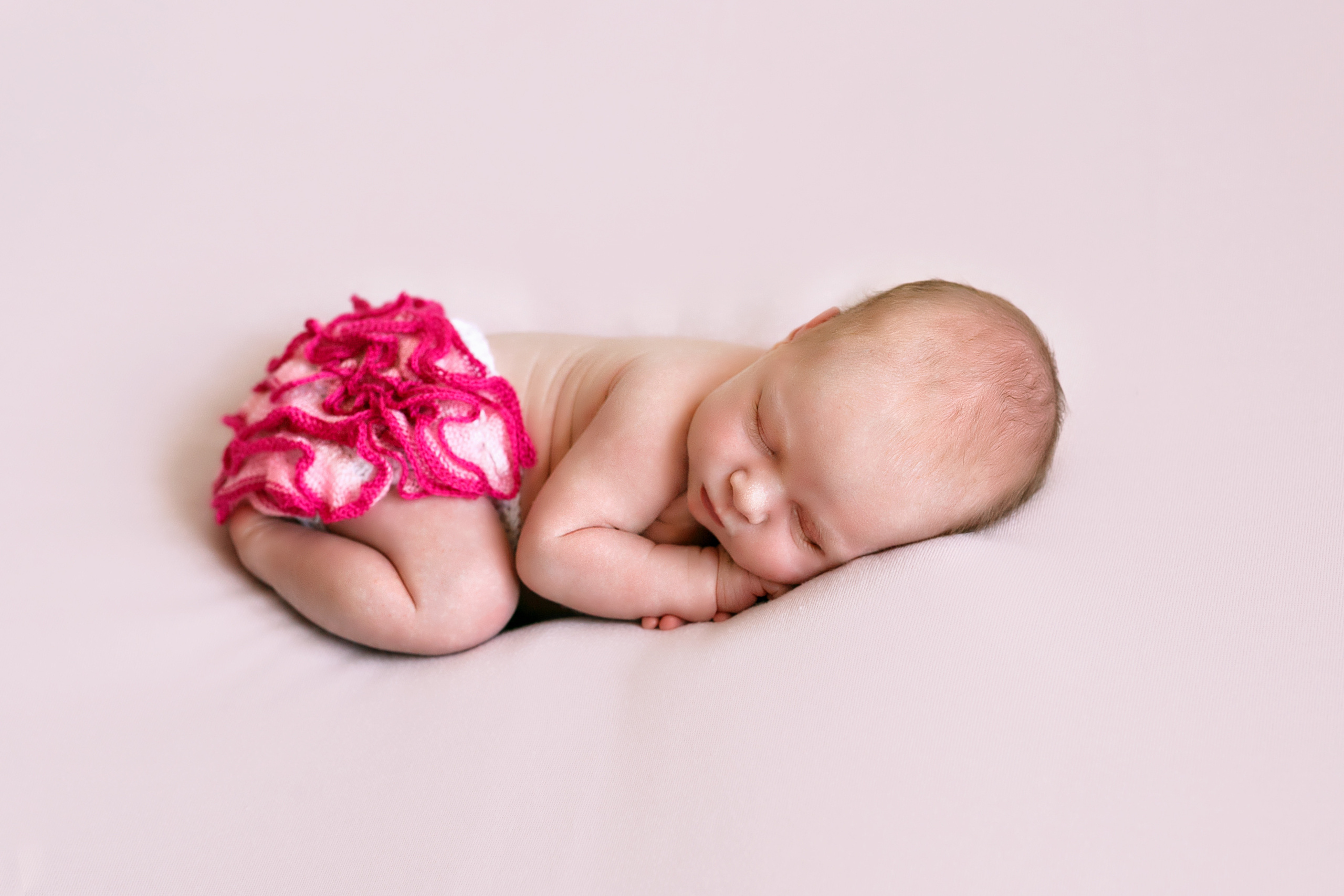 Фотограф новорожденных в Омске. Фотосессия новорожденных. Выезд. Фотограф Наталья Стаг в Омске. Фотографирую в разных стилях в разных студиях, а так же в школах и садах. Печатаю выпускные фотоальбомы