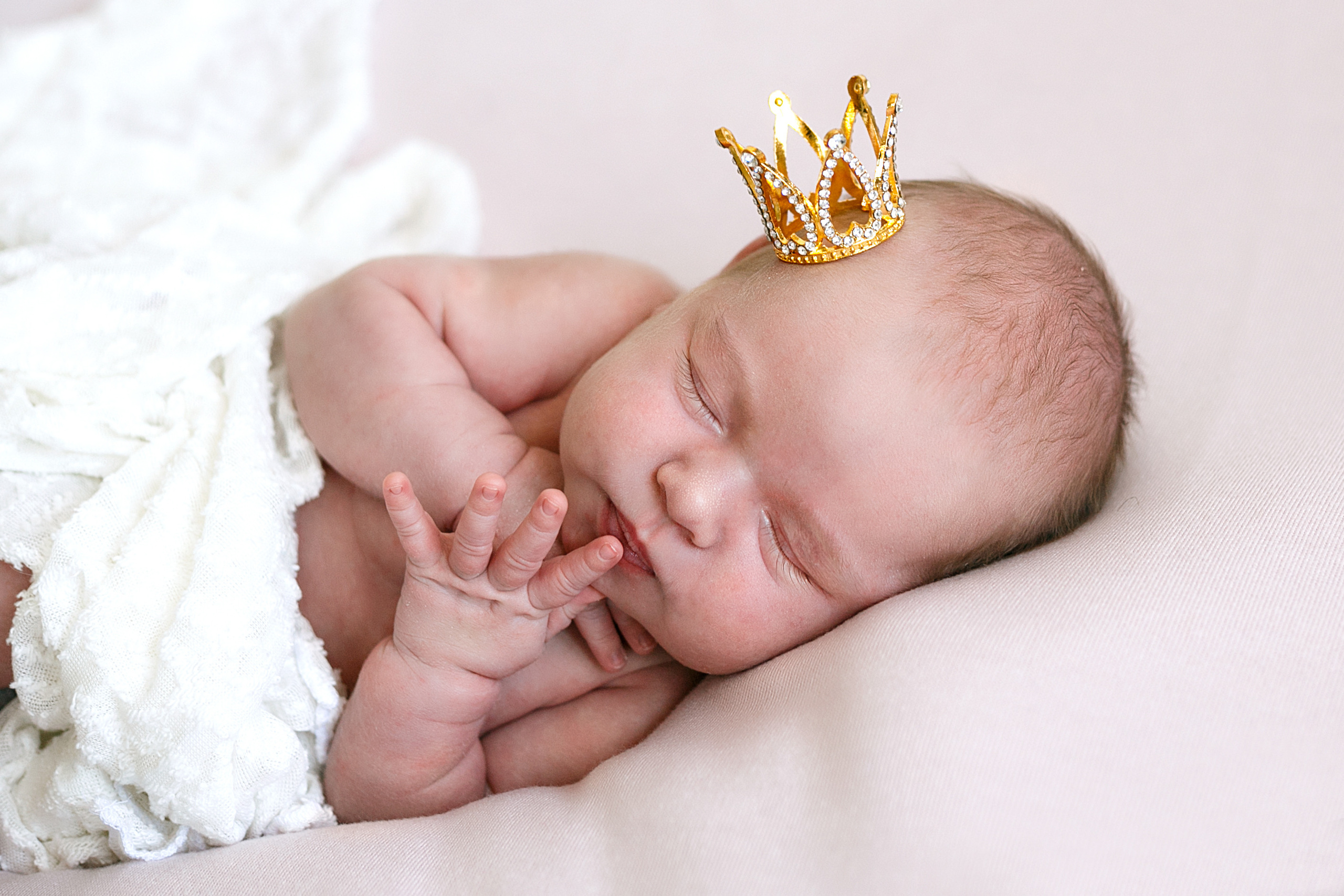 Фотограф новорожденных в Омске. Фотосессия новорожденных. Выезд. Фотограф Наталья Стаг в Омске. Фотографирую в разных стилях в разных студиях, а так же в школах и садах. Печатаю выпускные фотоальбомы