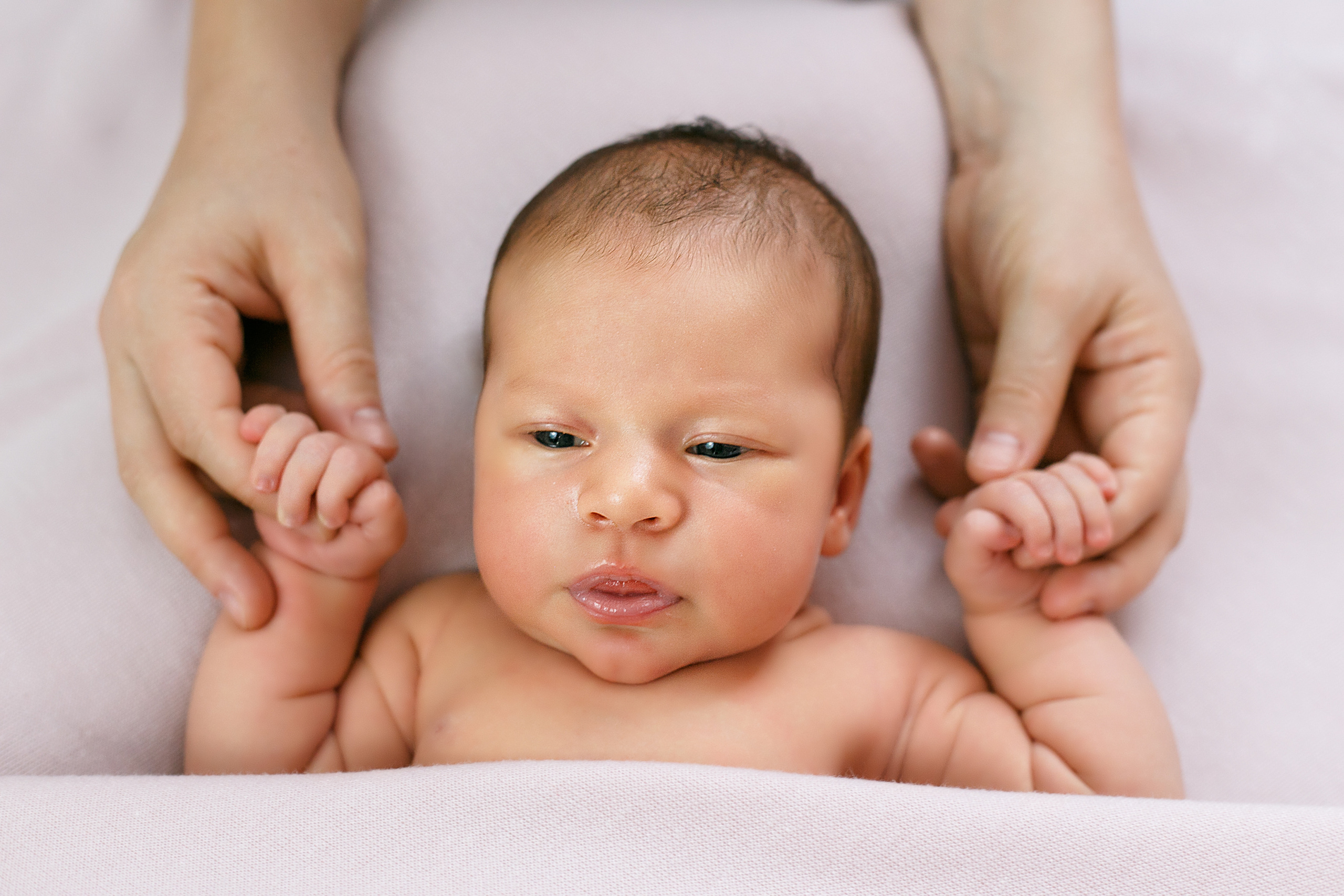 Фотограф новорожденных в Омске. Фотосессия новорожденных. Выезд. Фотограф Наталья Стаг в Омске. Фотографирую в разных стилях в разных студиях, а так же в школах и садах. Печатаю выпускные фотоальбомы