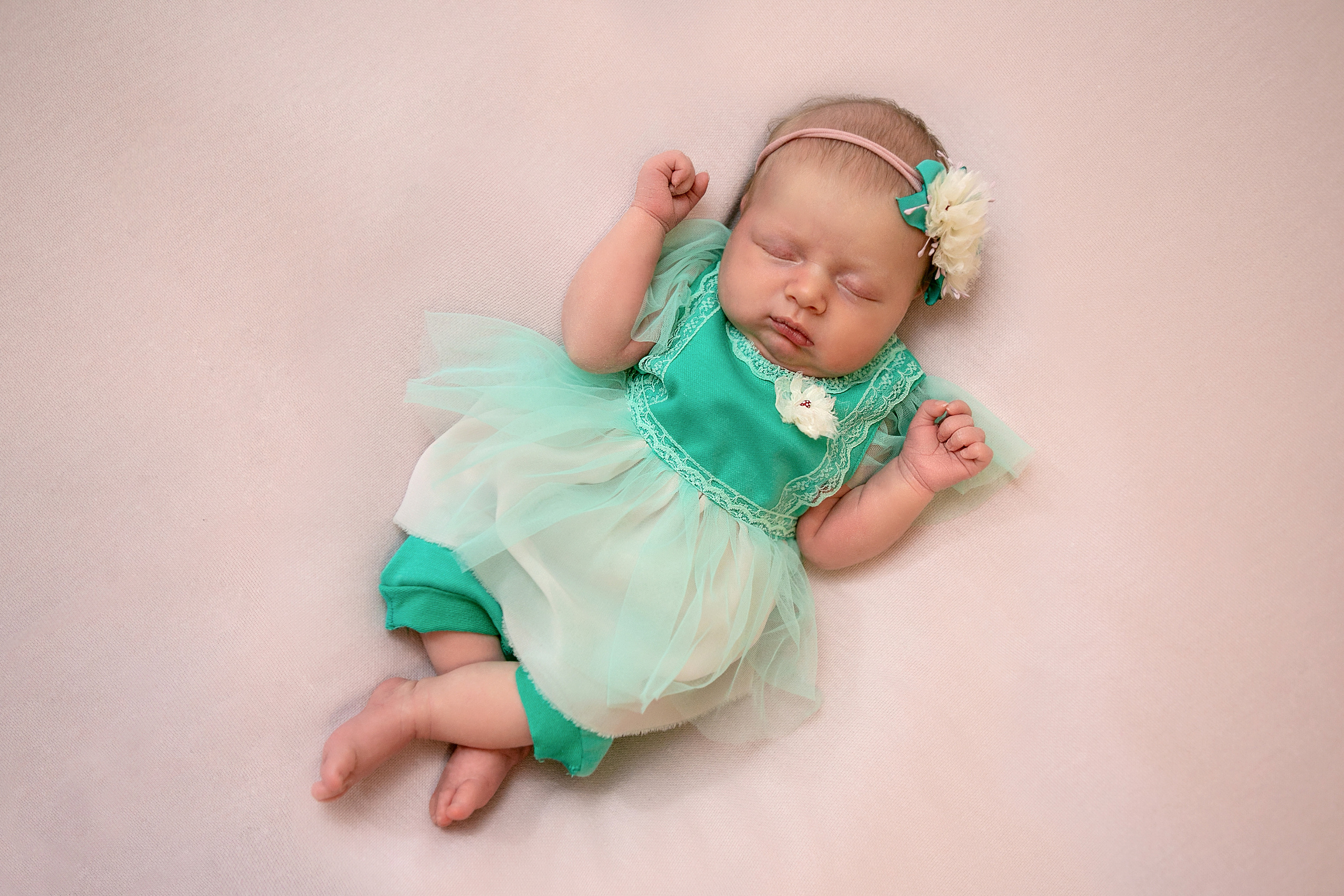 Фотограф новорожденных в Омске. Фотосессия новорожденных. Выезд. Фотограф Наталья Стаг в Омске. Фотографирую в разных стилях в разных студиях, а так же в школах и садах. Печатаю выпускные фотоальбомы