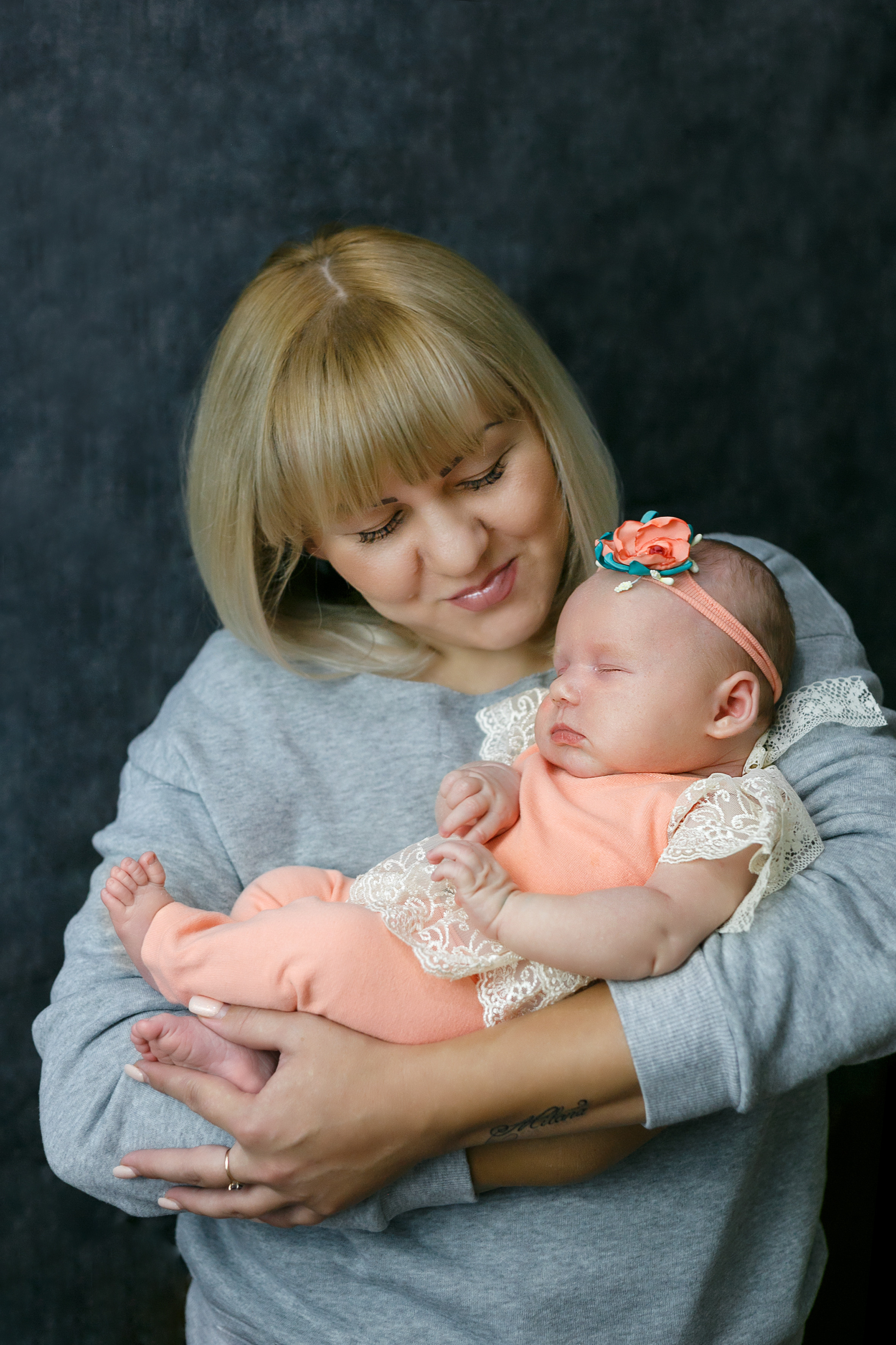 Фотограф новорожденных в Омске. Фотосессия новорожденных. Выезд. Фотограф Наталья Стаг в Омске. Фотографирую в разных стилях в разных студиях, а так же в школах и садах. Печатаю выпускные фотоальбомы