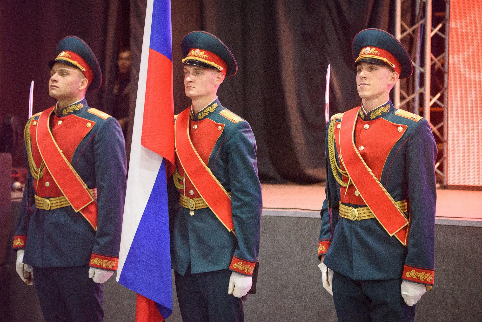 Рота почётного караула Волгоградского гарнизона с флагом России