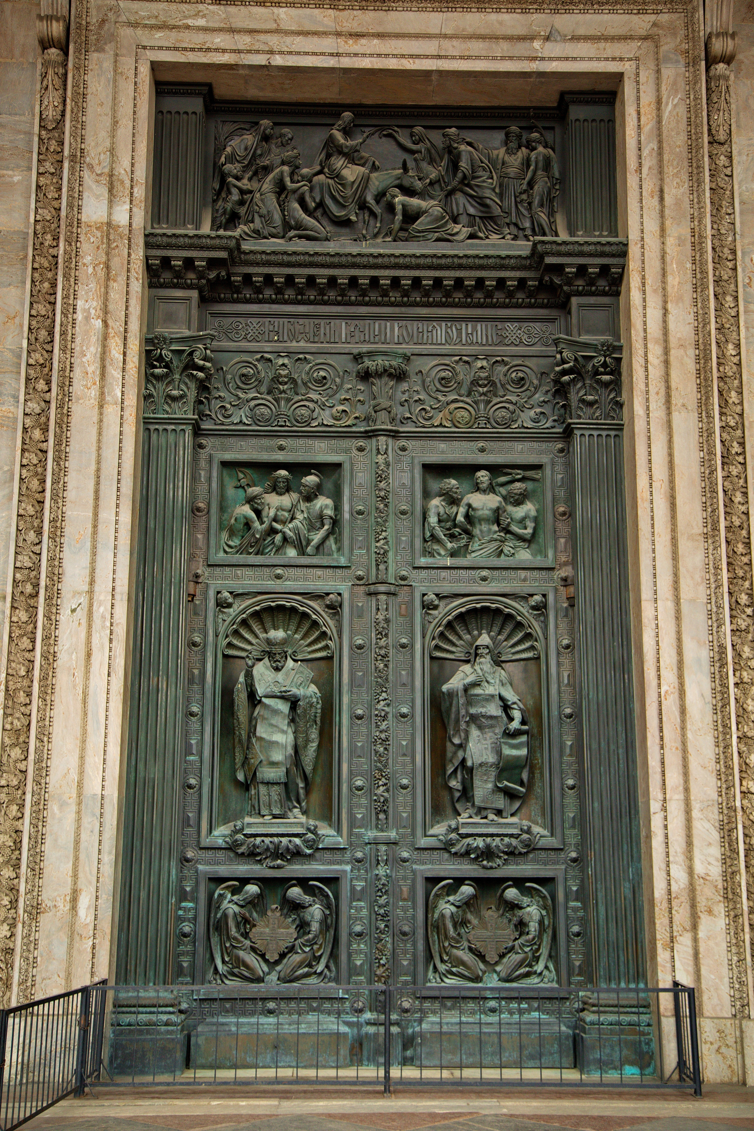 Двери в Исаакиевском Соборе, Православный храм Санкт-Петербурга.