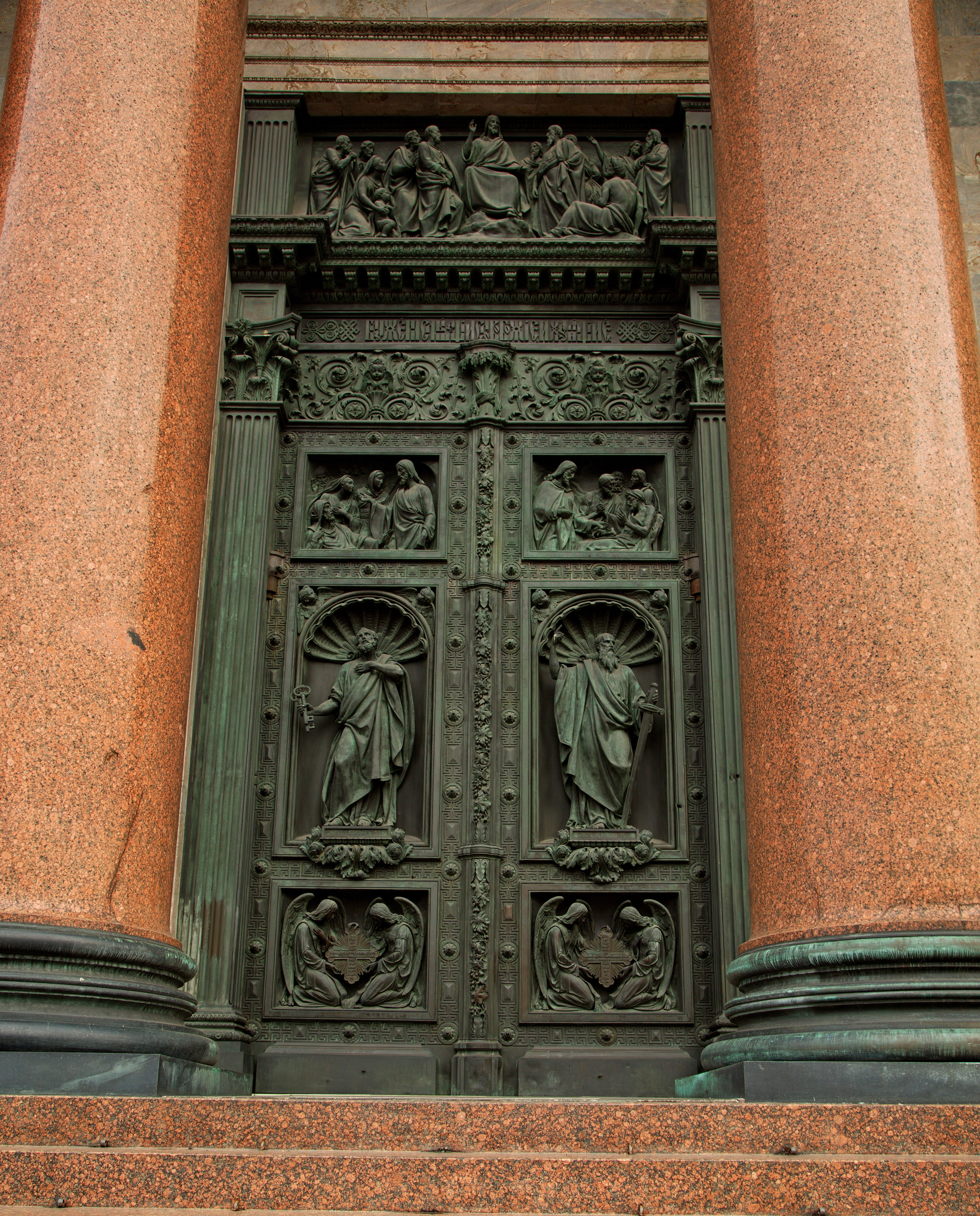 Двери в Исаакиевском Соборе, Православный храм Санкт-Петербурга.