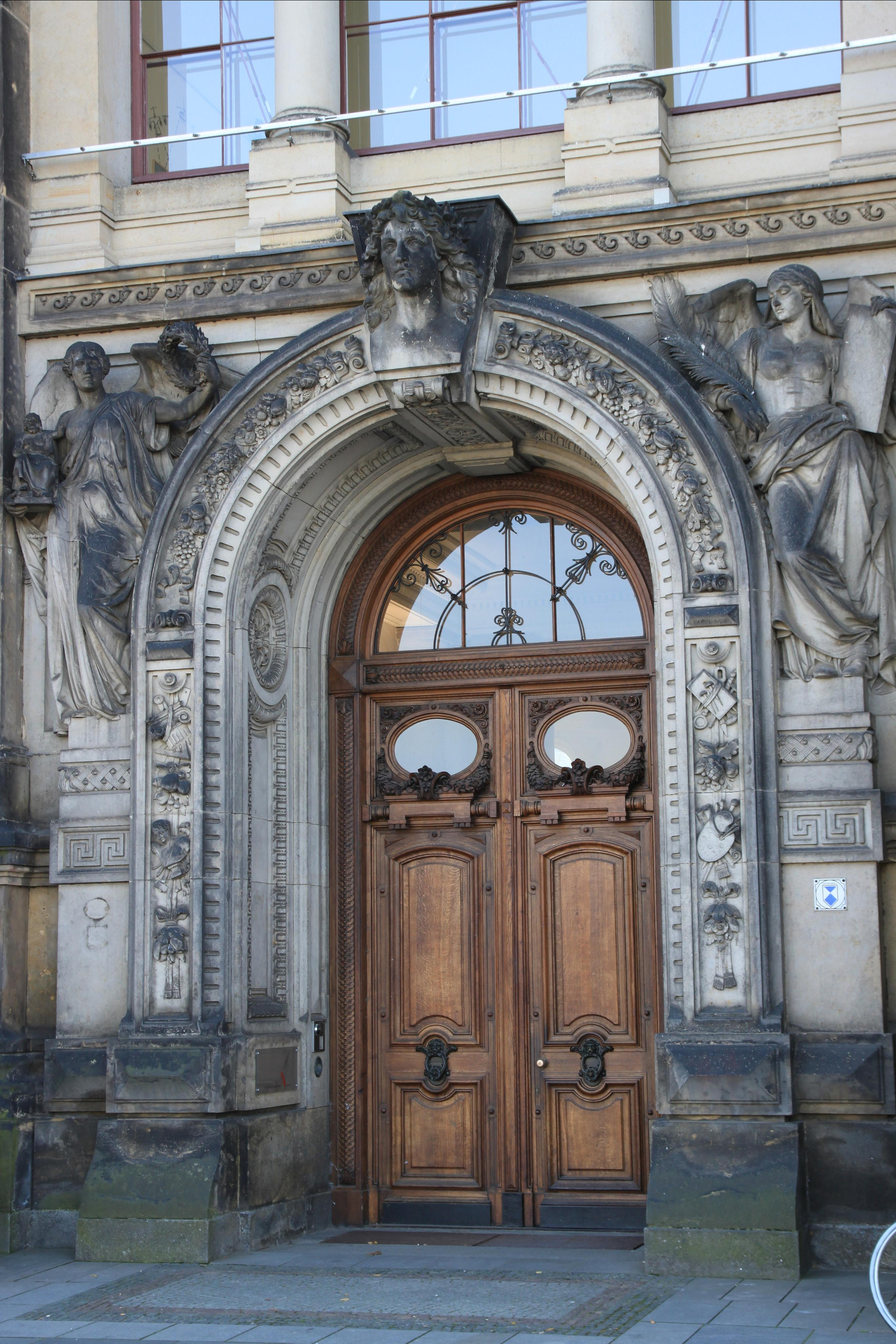 Старинные двери и окна