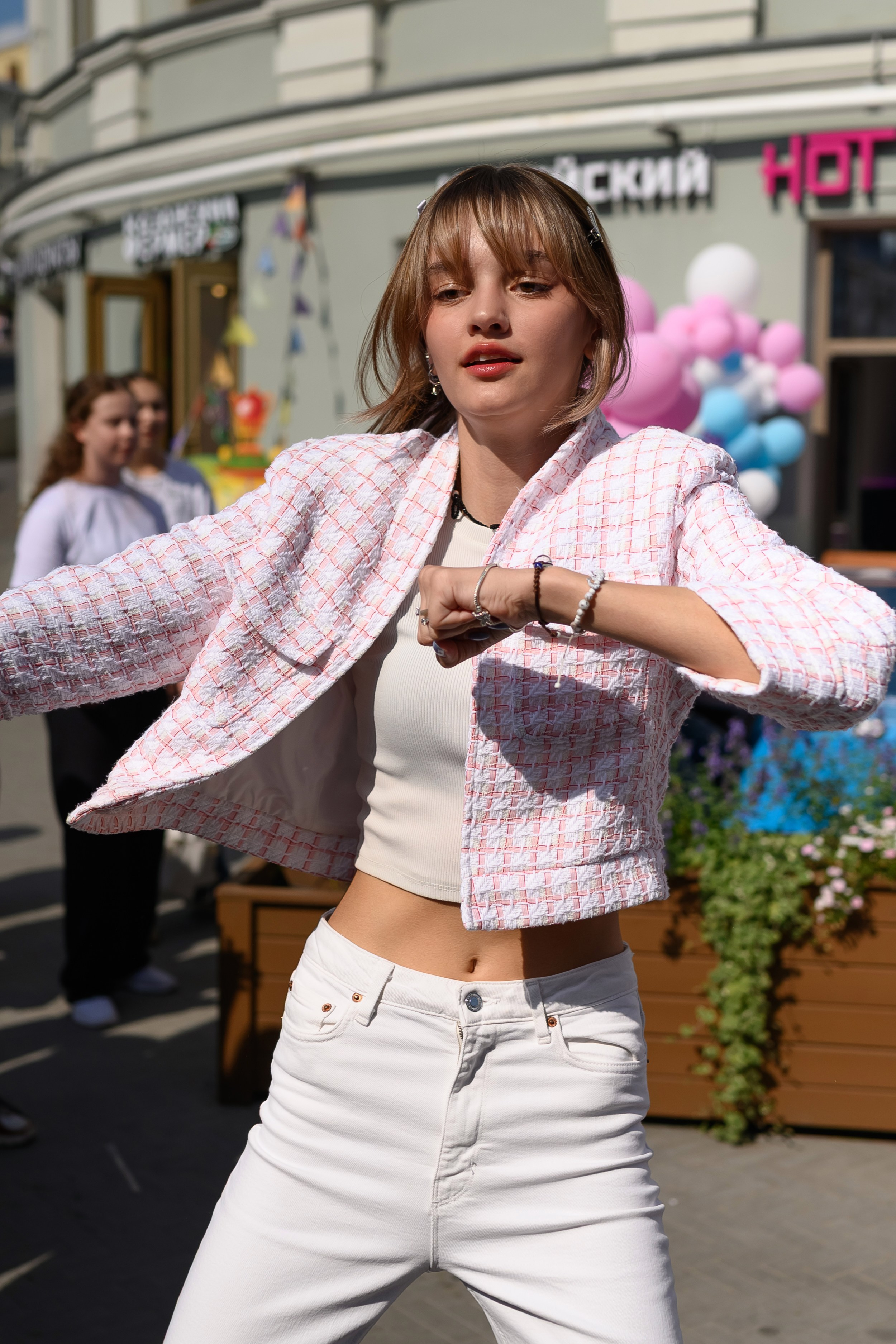 Танцующая девушка на random dance у ресторана HOT POT запечатлена репортажным фотографом из Казани