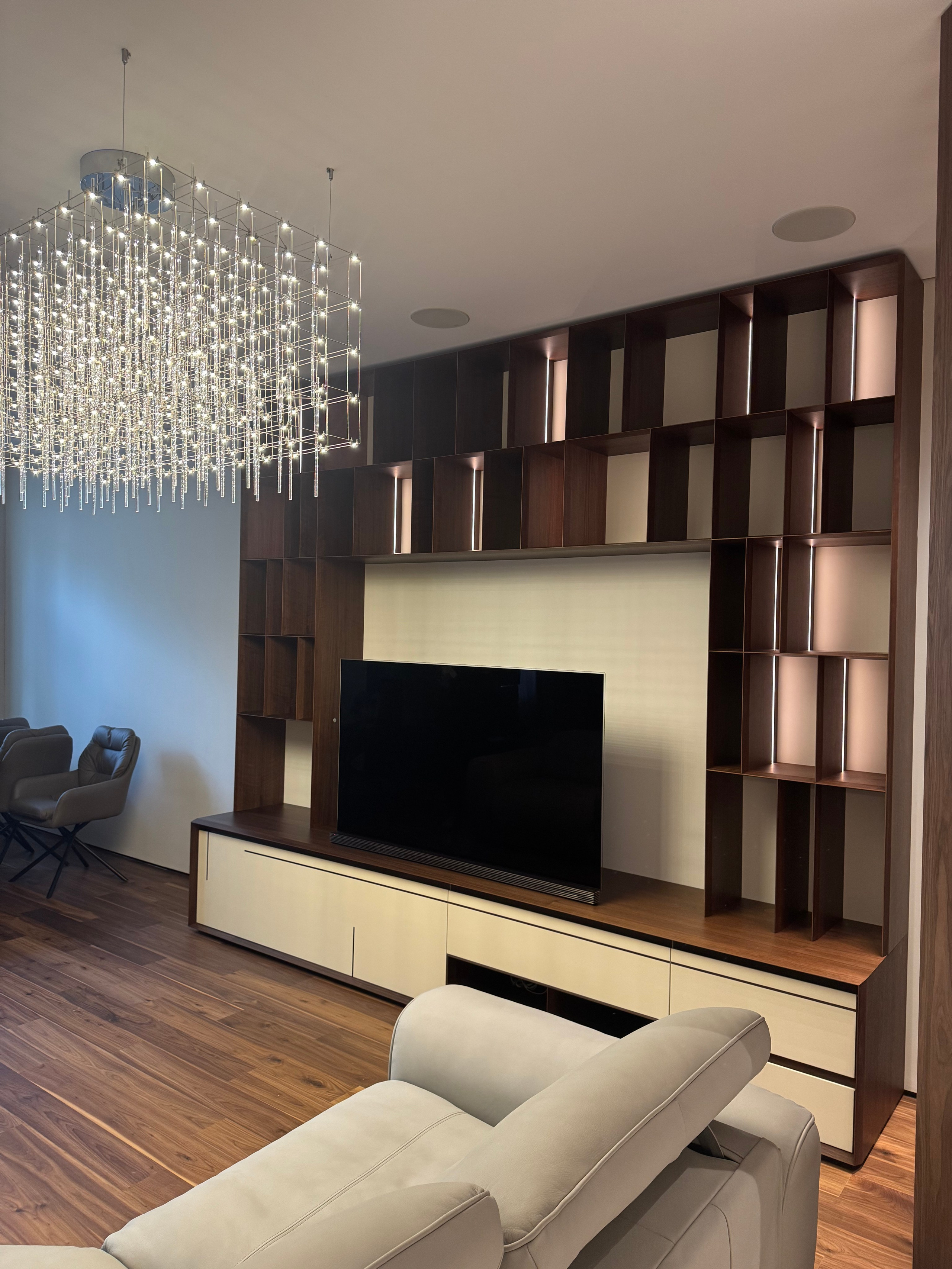 Сложное — возможное: невесомый стеллаж, вызов точности. DRVO — мебельное производство полного цикла