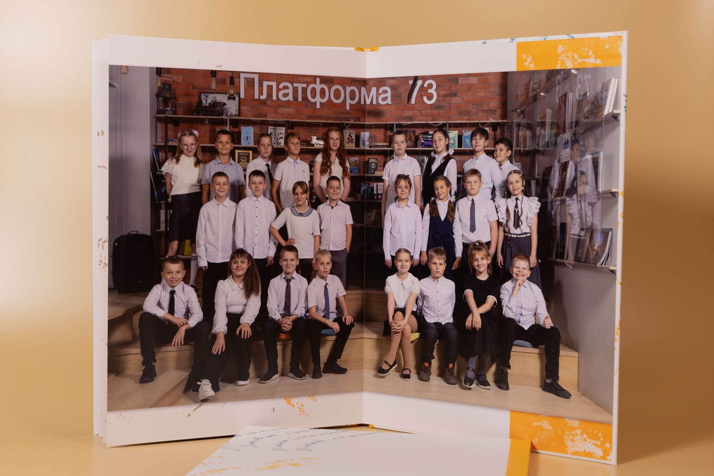 Макет третьего разворота выпускной папки «Планшет+» с общей фотографией класса